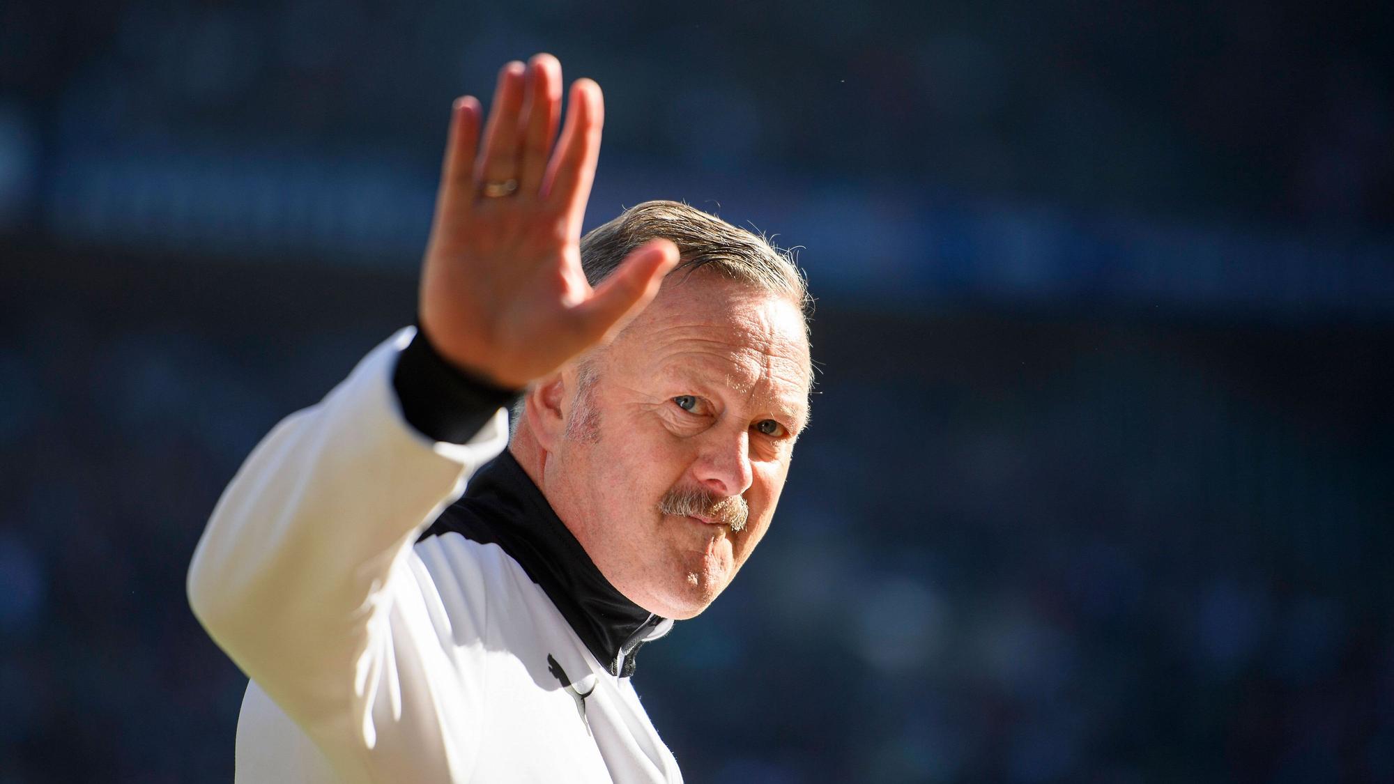 Roland Virkus mit einem Gruß in Richtung Haupttribüne.