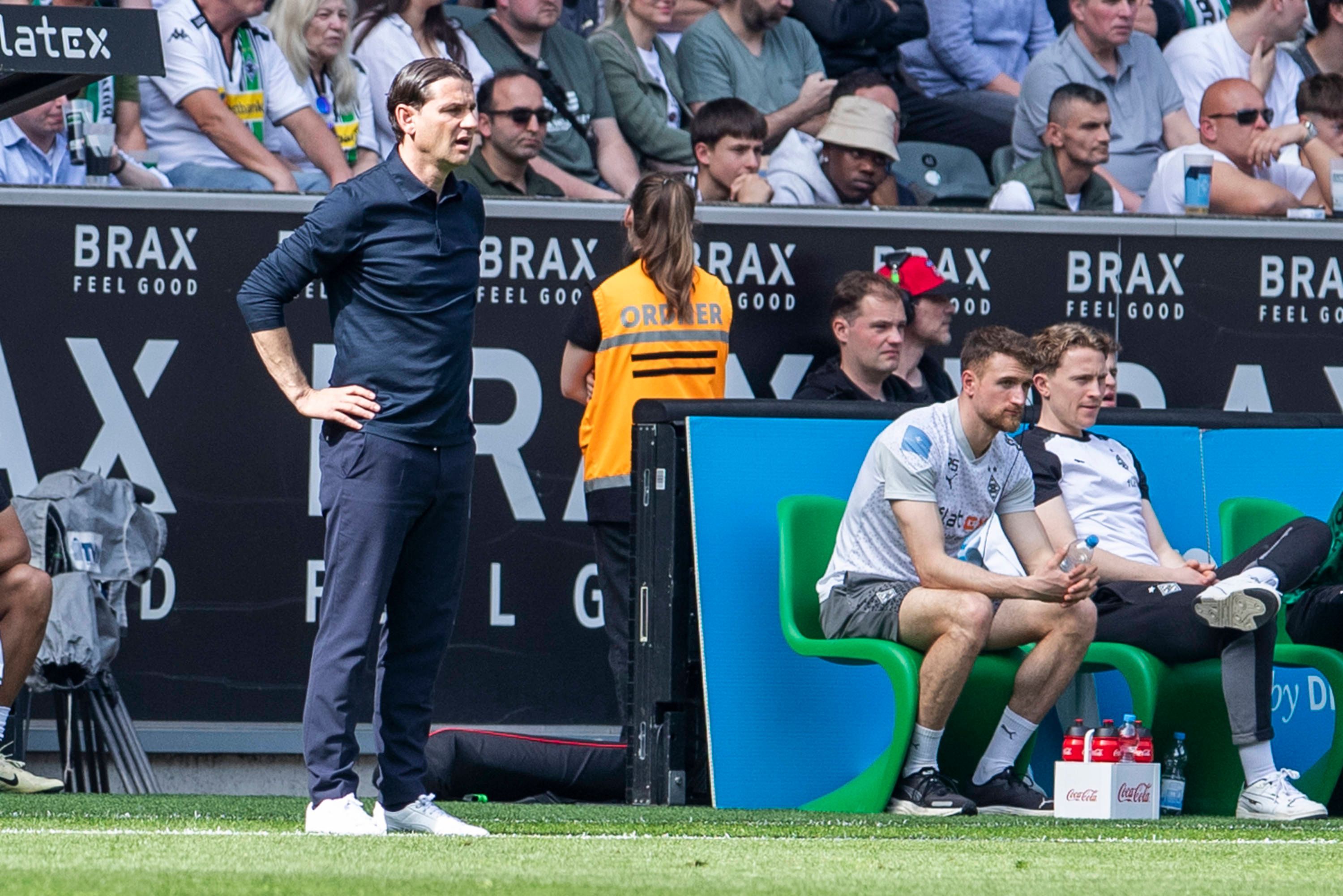 Gerardo Seoane steht beim Gladbach-Spiel gegen den BVB am Spielfeldrand.