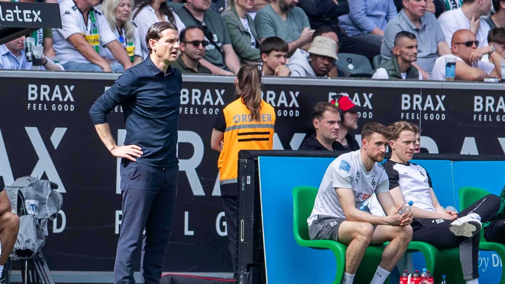 Gerardo Seoane steht beim Gladbach-Spiel gegen den BVB am Spielfeldrand.