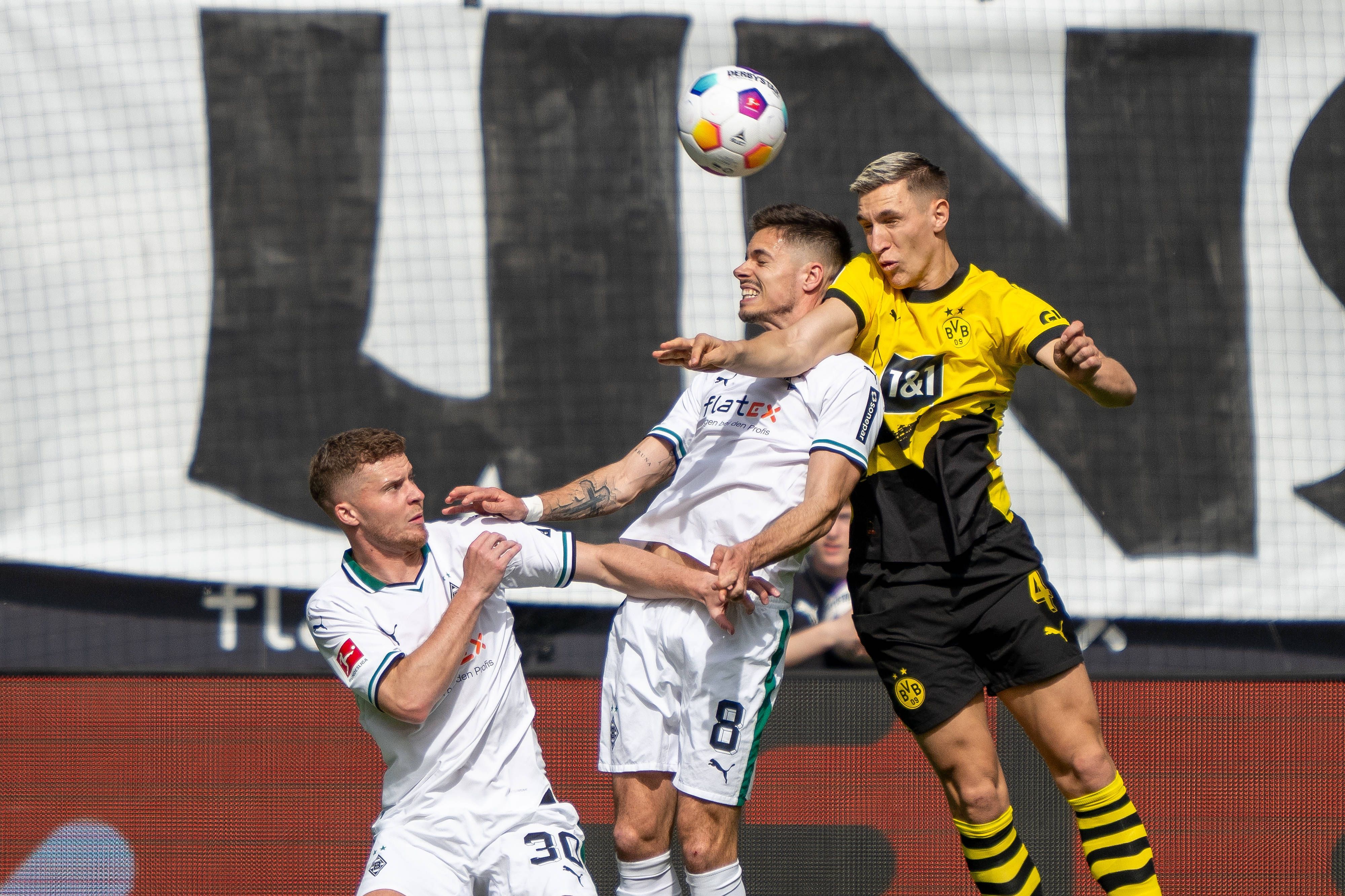 Julian Weigl im Kopfballduell.