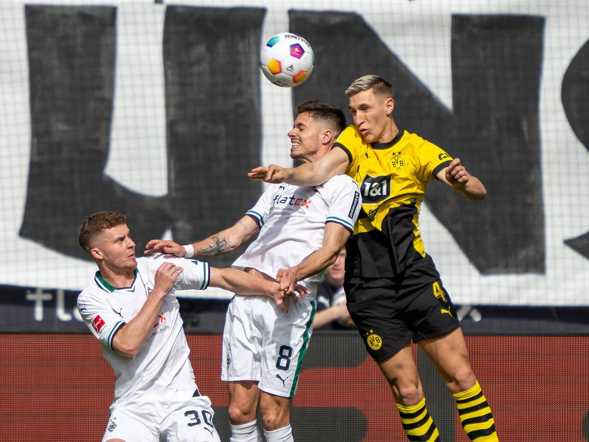 Julian Weigl im Kopfballduell.