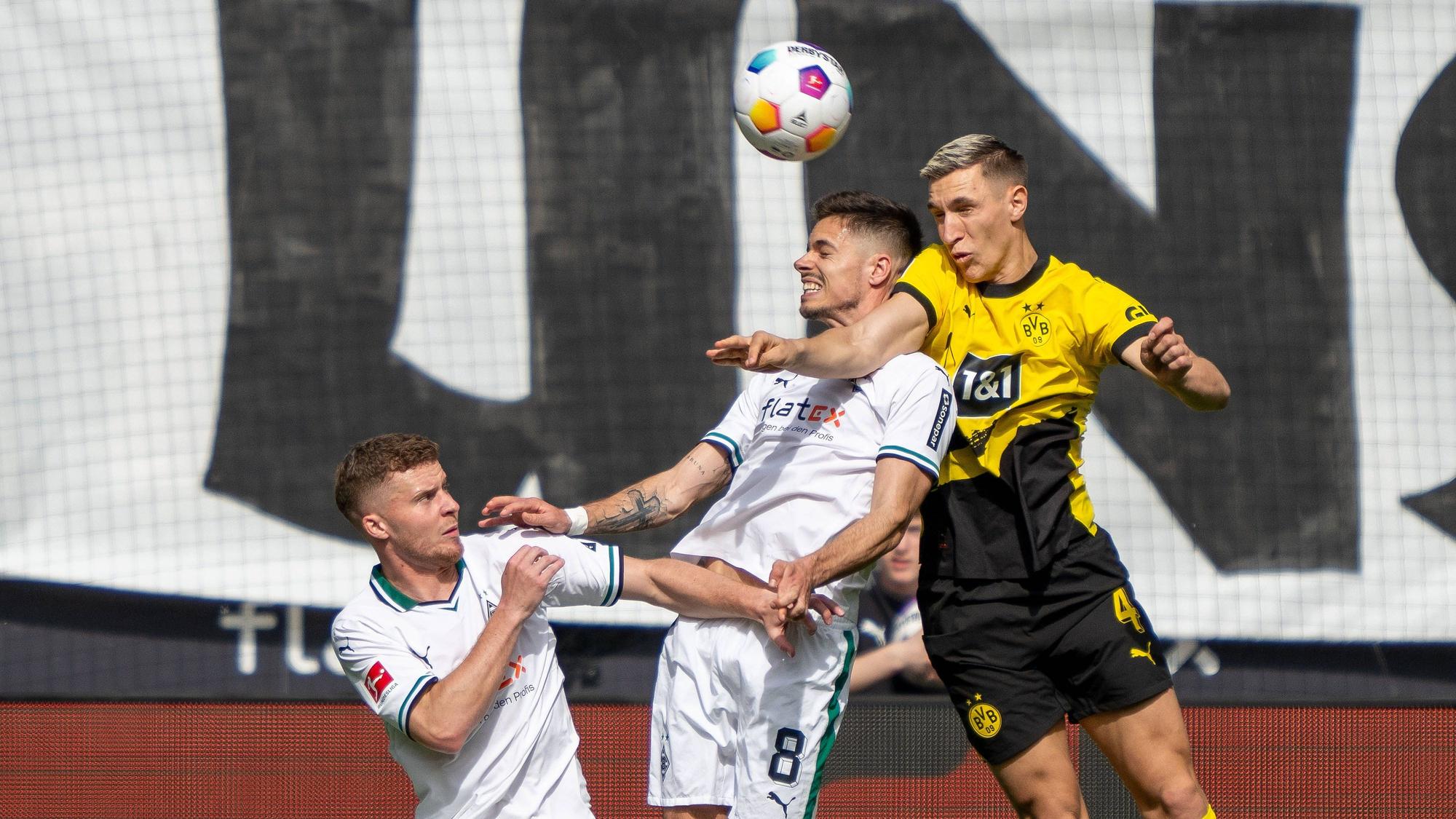 Julian Weigl im Kopfballduell.