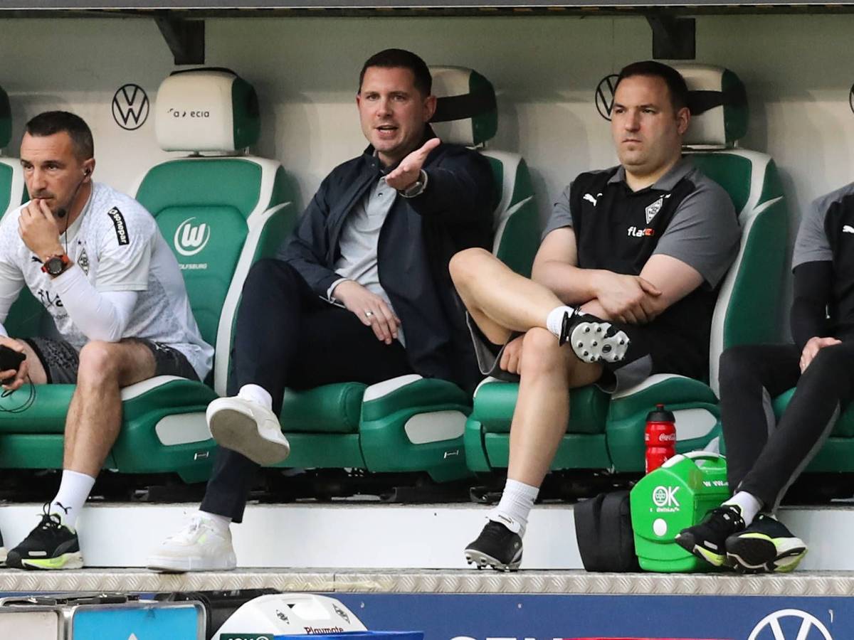 Nils Schmadtke hebt seinen linken Arm und beschwert sich.