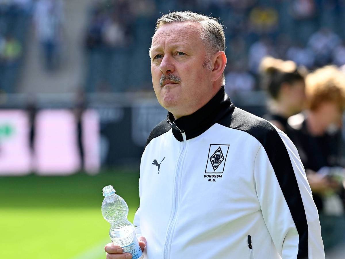 Sport-Chef von Borussia Mönchengladbach mit einer Wasserflasche in der Hand.