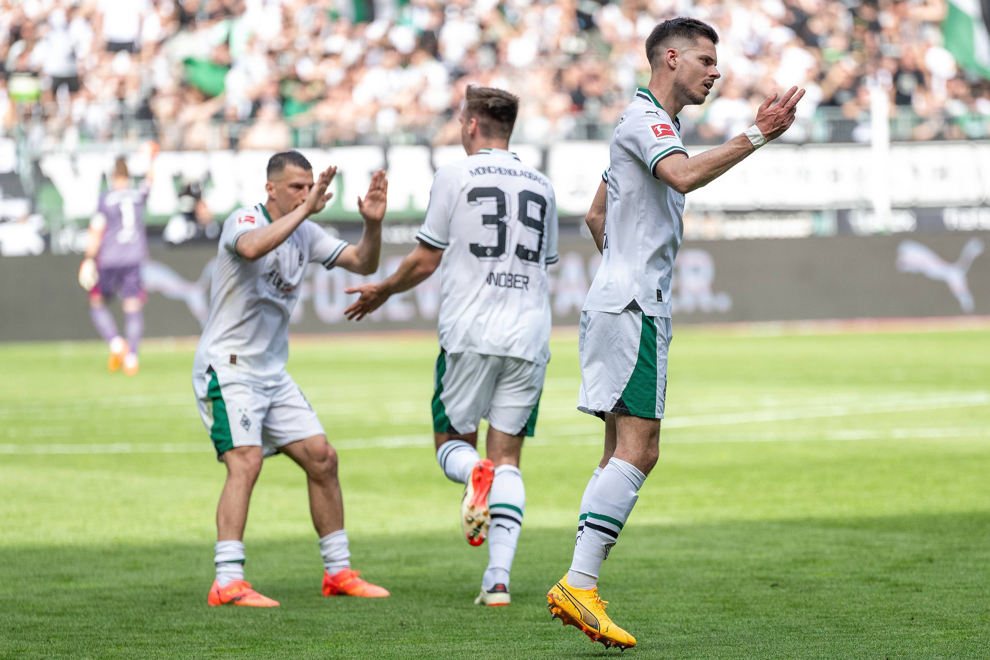 Stefan Lainer jubelt mit Max Wöber.