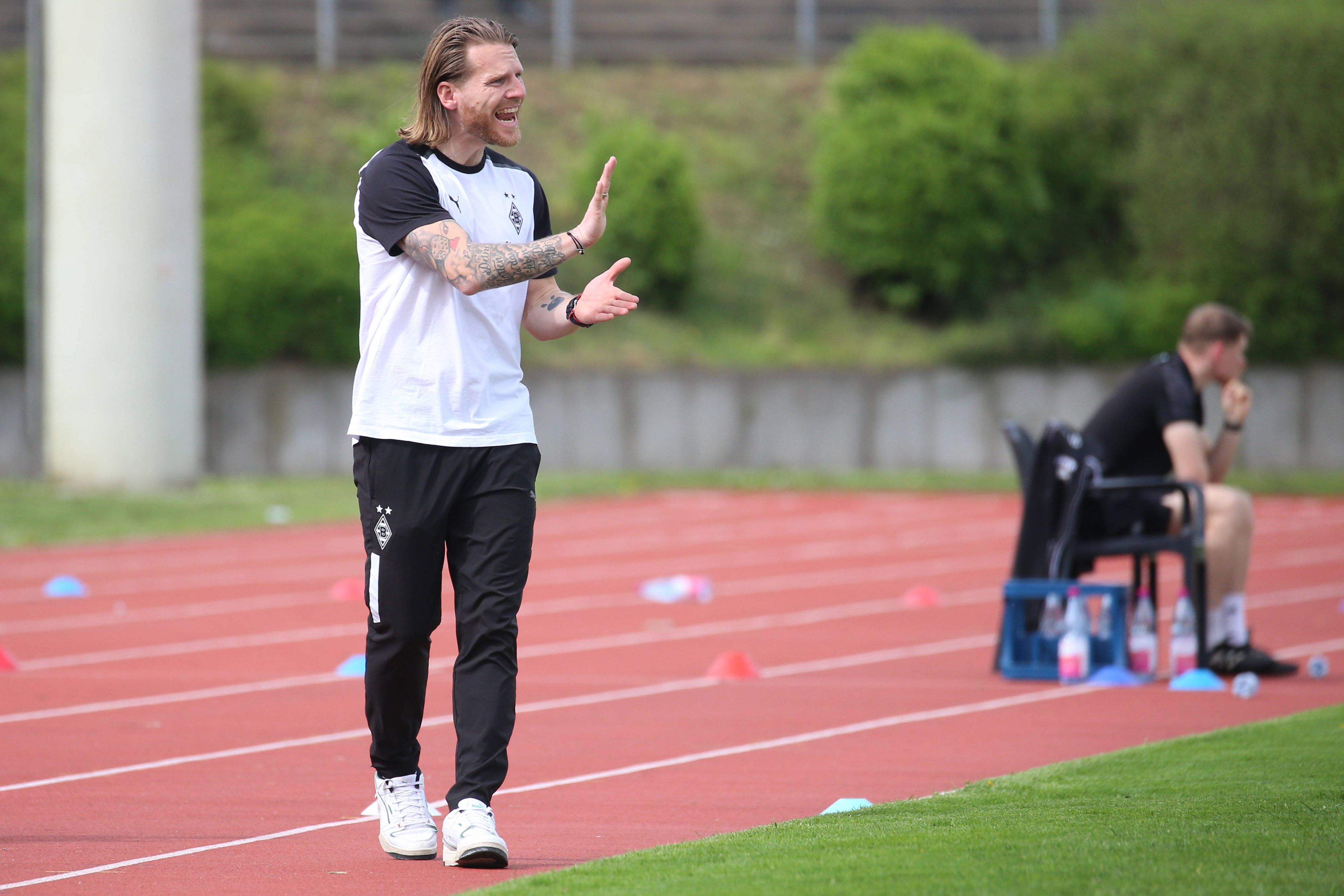 Trainer der U23 von Borussia Mönchengladbach gibt Handzeichen während eines Spiels.