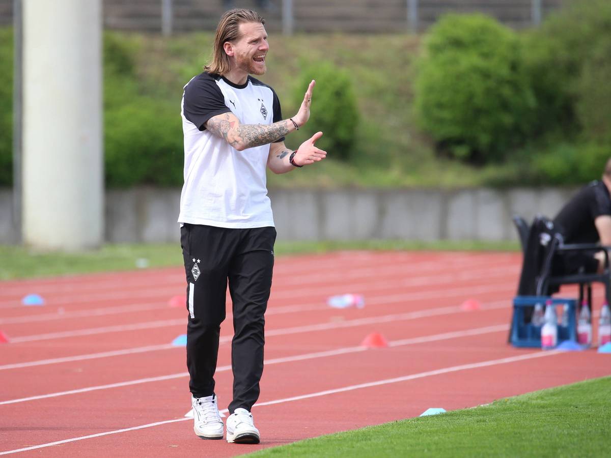 Trainer der U23 von Borussia Mönchengladbach gibt Handzeichen während eines Spiels.