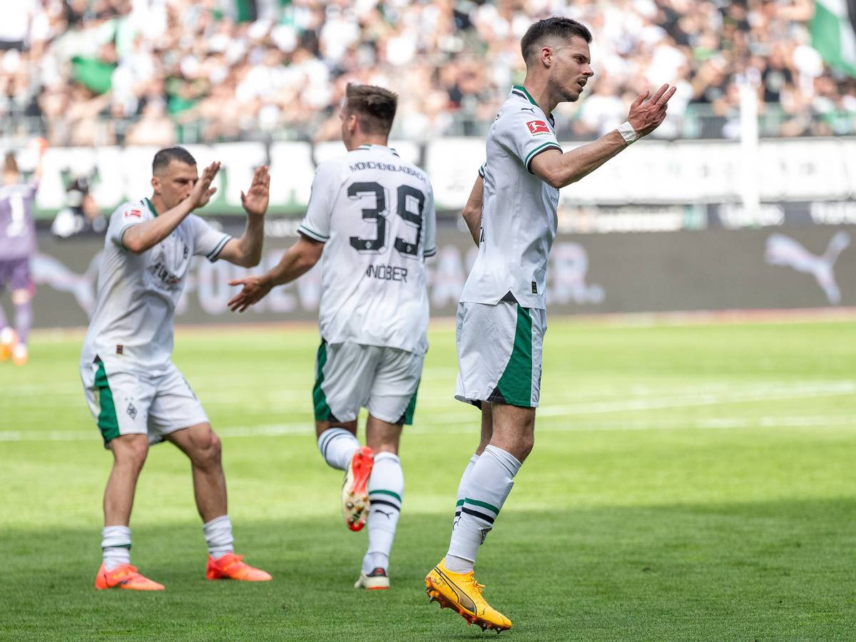 Spieler von Borussia Mönchengladbach bejubeln einen Treffer.