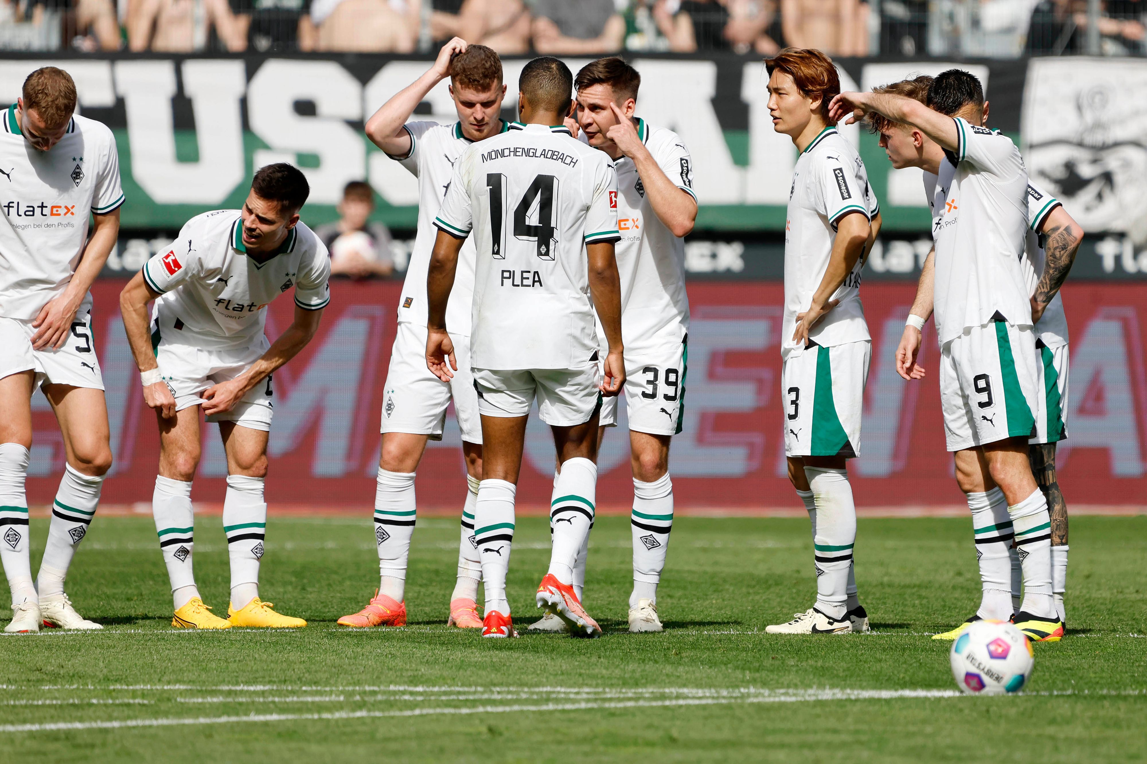 Die Profis von Borussia Mönchengladbach bei einer Team-Ansprache vor dem Spiel gegen Borussia Dortmund.