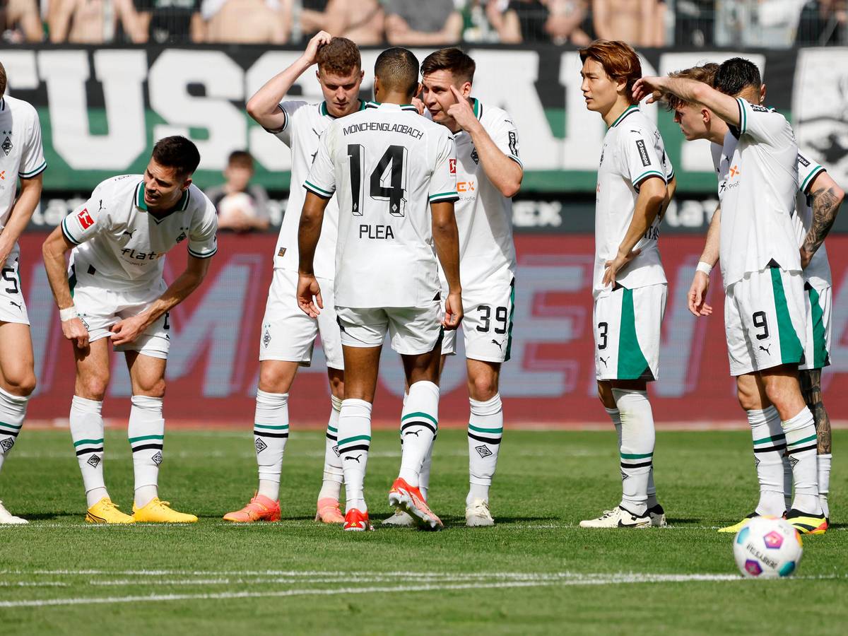 Die Profis von Borussia Mönchengladbach bei einer Team-Ansprache vor dem Spiel gegen Borussia Dortmund.