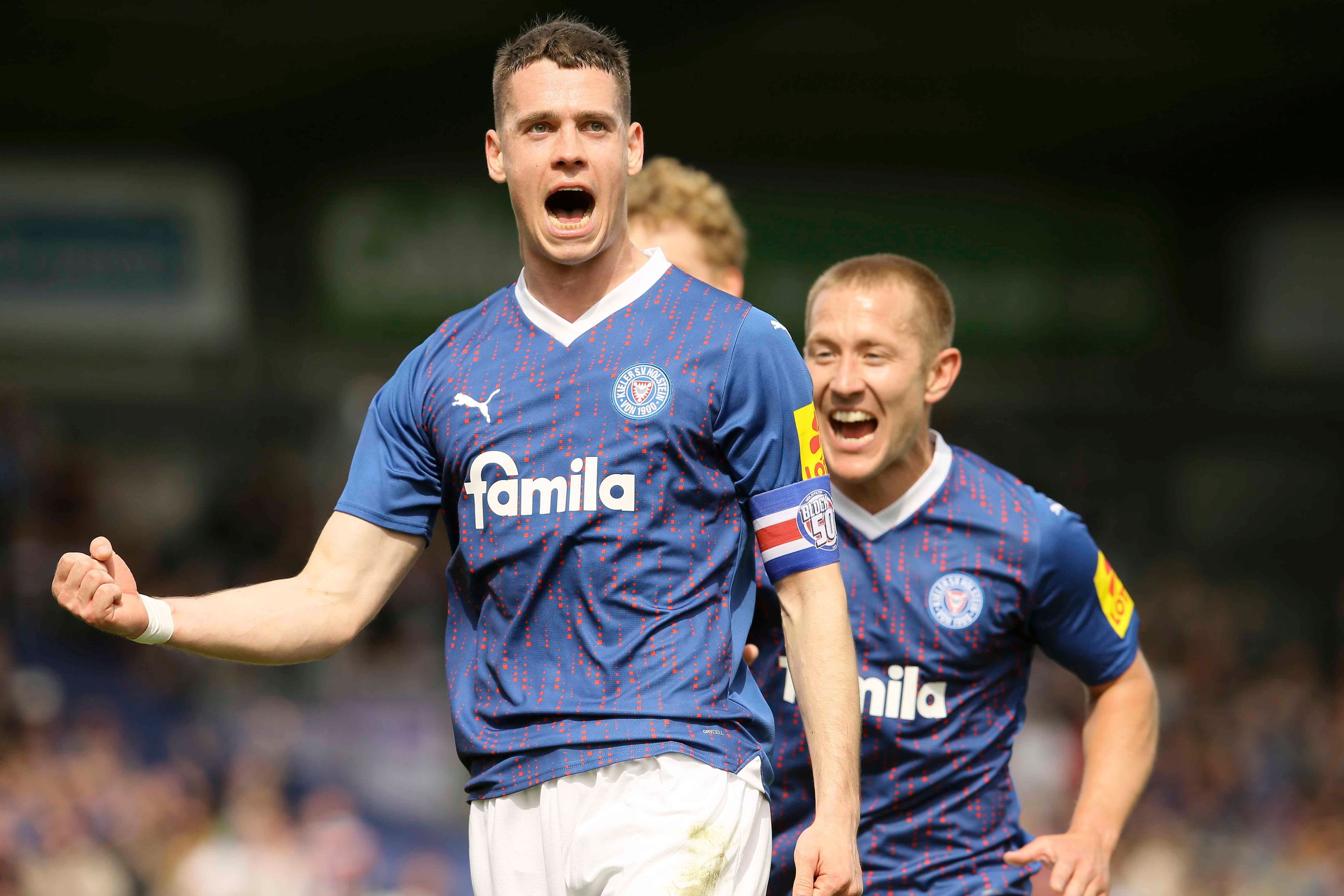 Spieler von Holstein Kiel und Transferziel von Borussia Mönchengladbach jubelt.