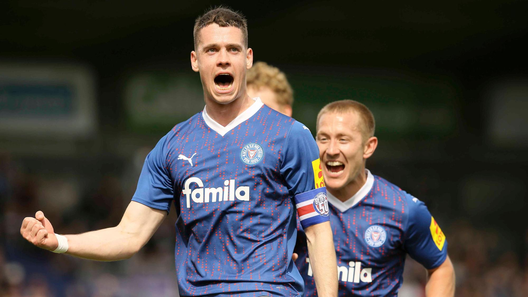 Spieler von Holstein Kiel und Transferziel von Borussia Mönchengladbach jubelt.