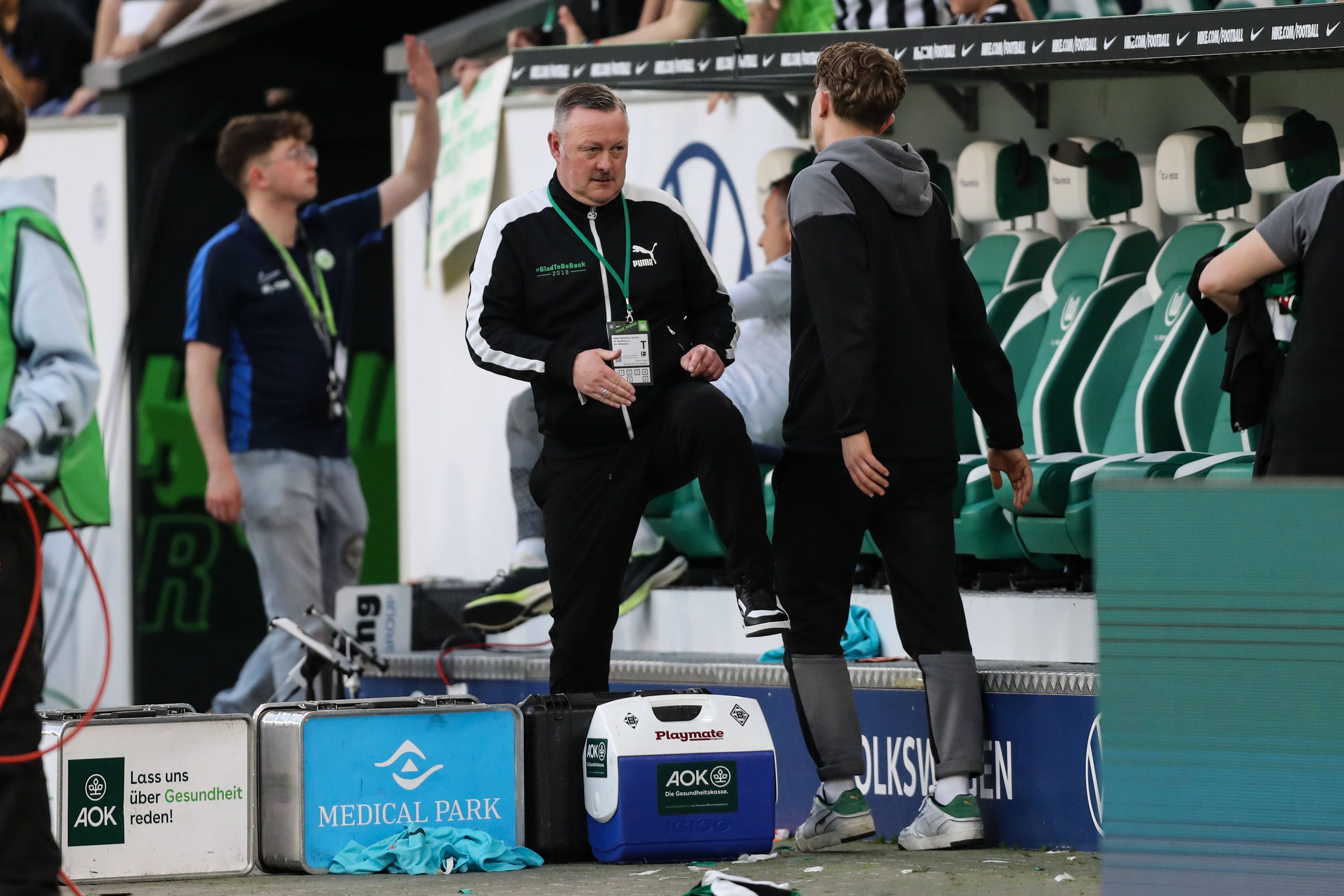 Geschäftsführer-Sport von Borussia Mönchengladbach in einem Gespräch mit einem Spieler.