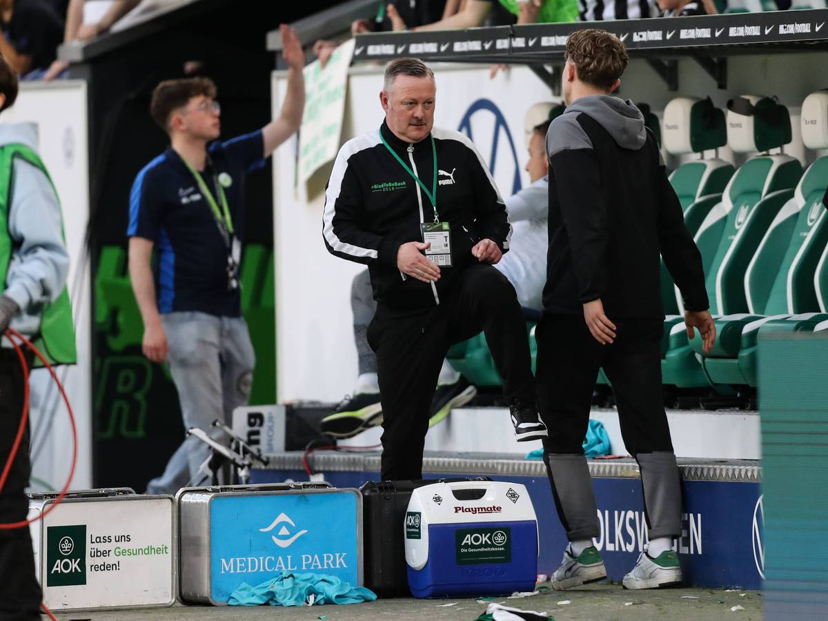 Geschäftsführer-Sport von Borussia Mönchengladbach in einem Gespräch mit einem Spieler.
