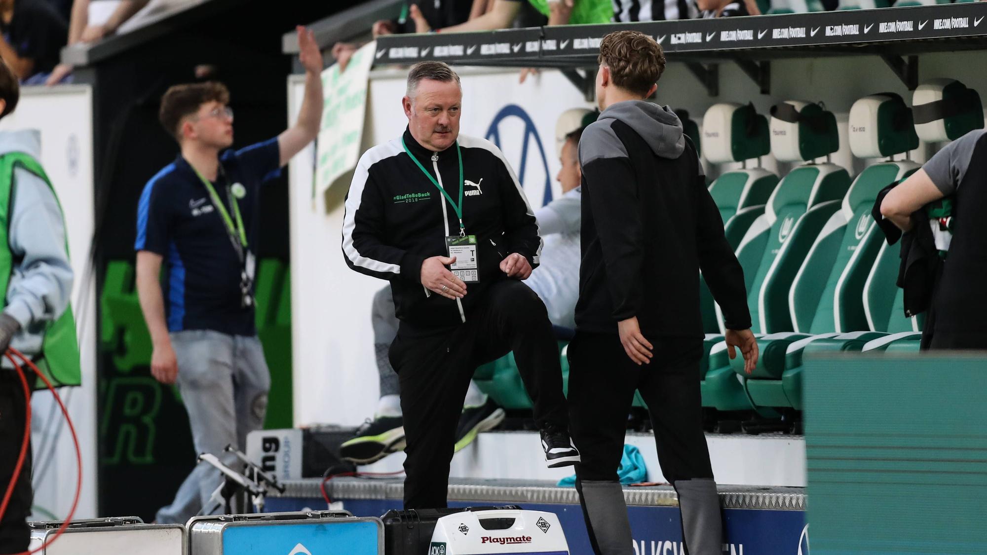 Geschäftsführer-Sport von Borussia Mönchengladbach in einem Gespräch mit einem Spieler.