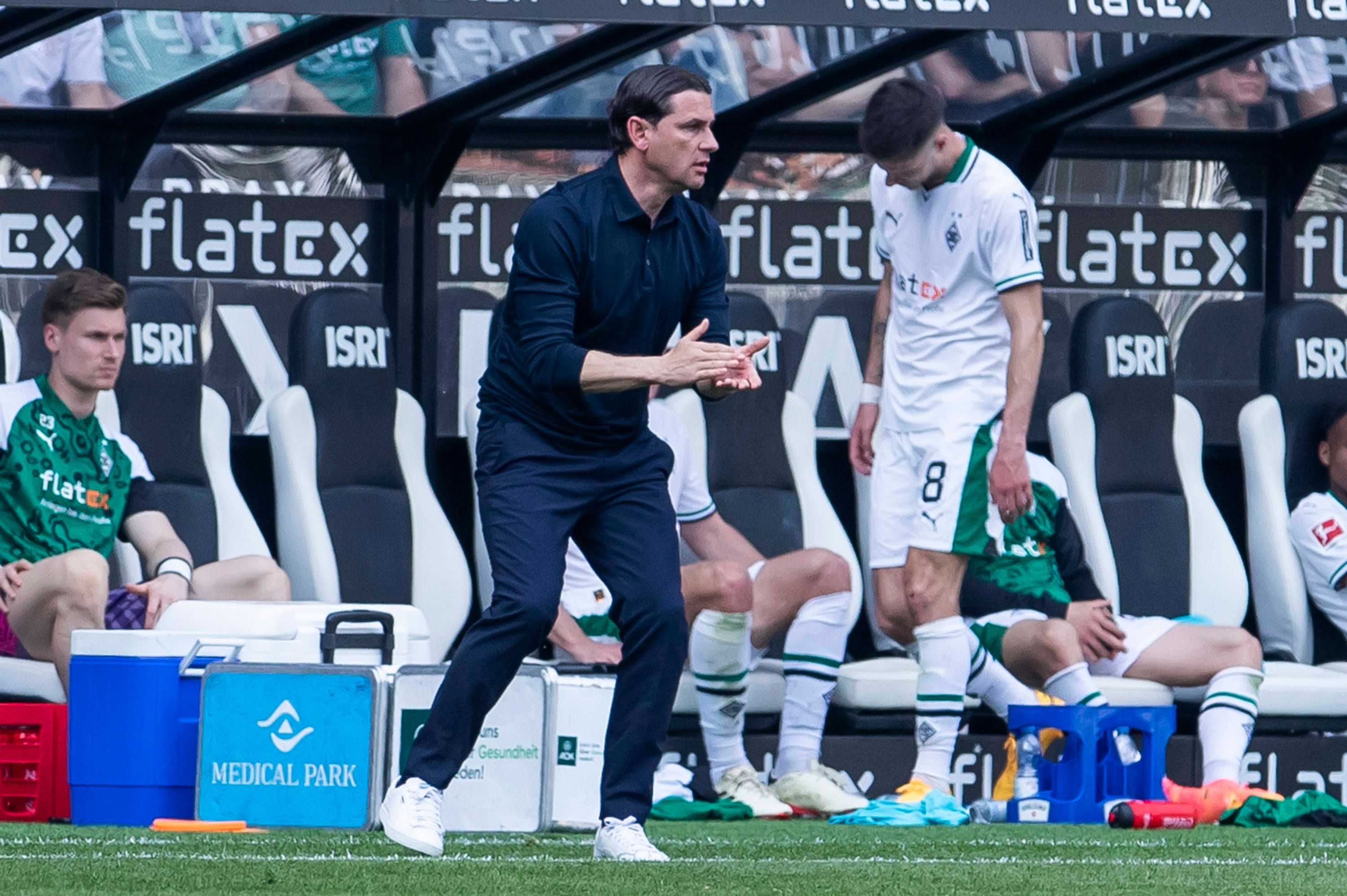 Trainer von Borussia Mönchengladbach gestkuliert an der Seitenlinie.