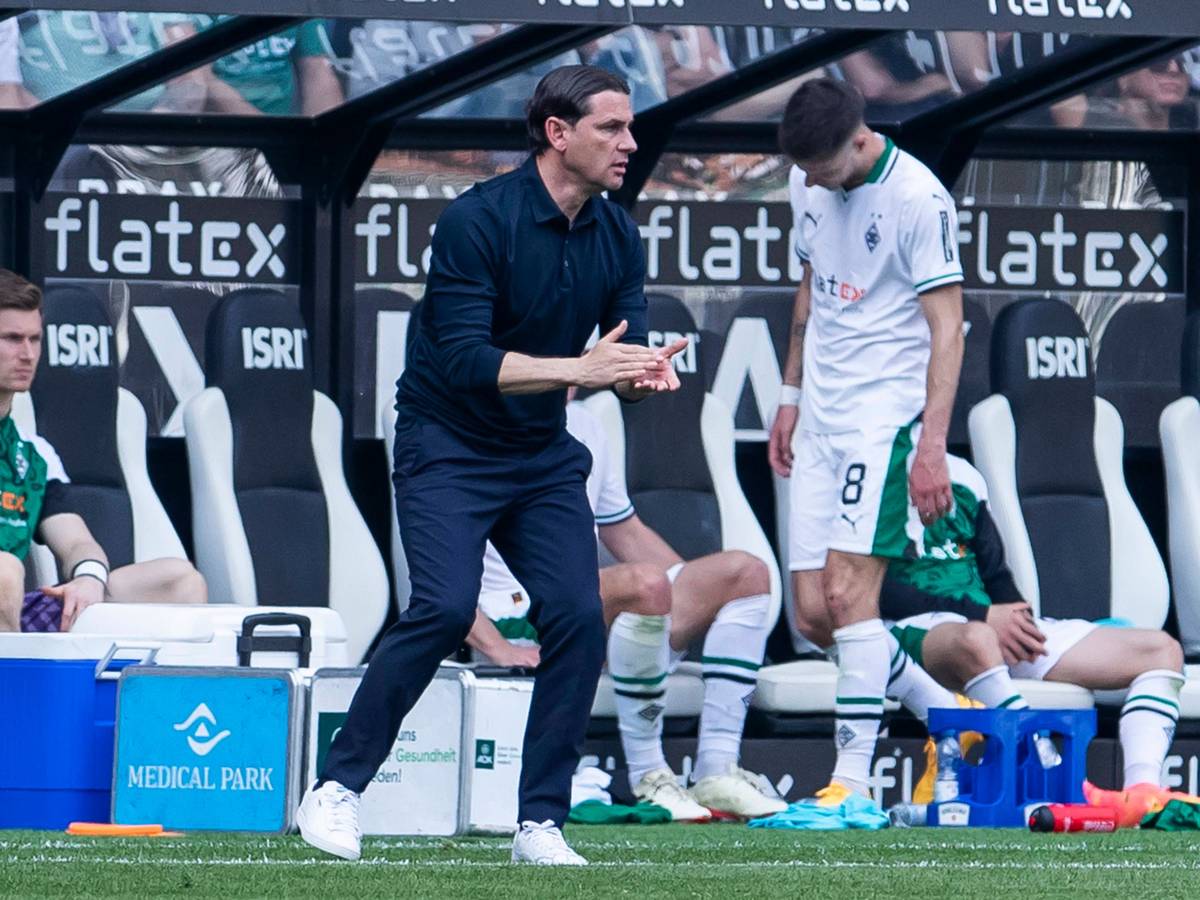 Trainer von Borussia Mönchengladbach gestkuliert an der Seitenlinie.