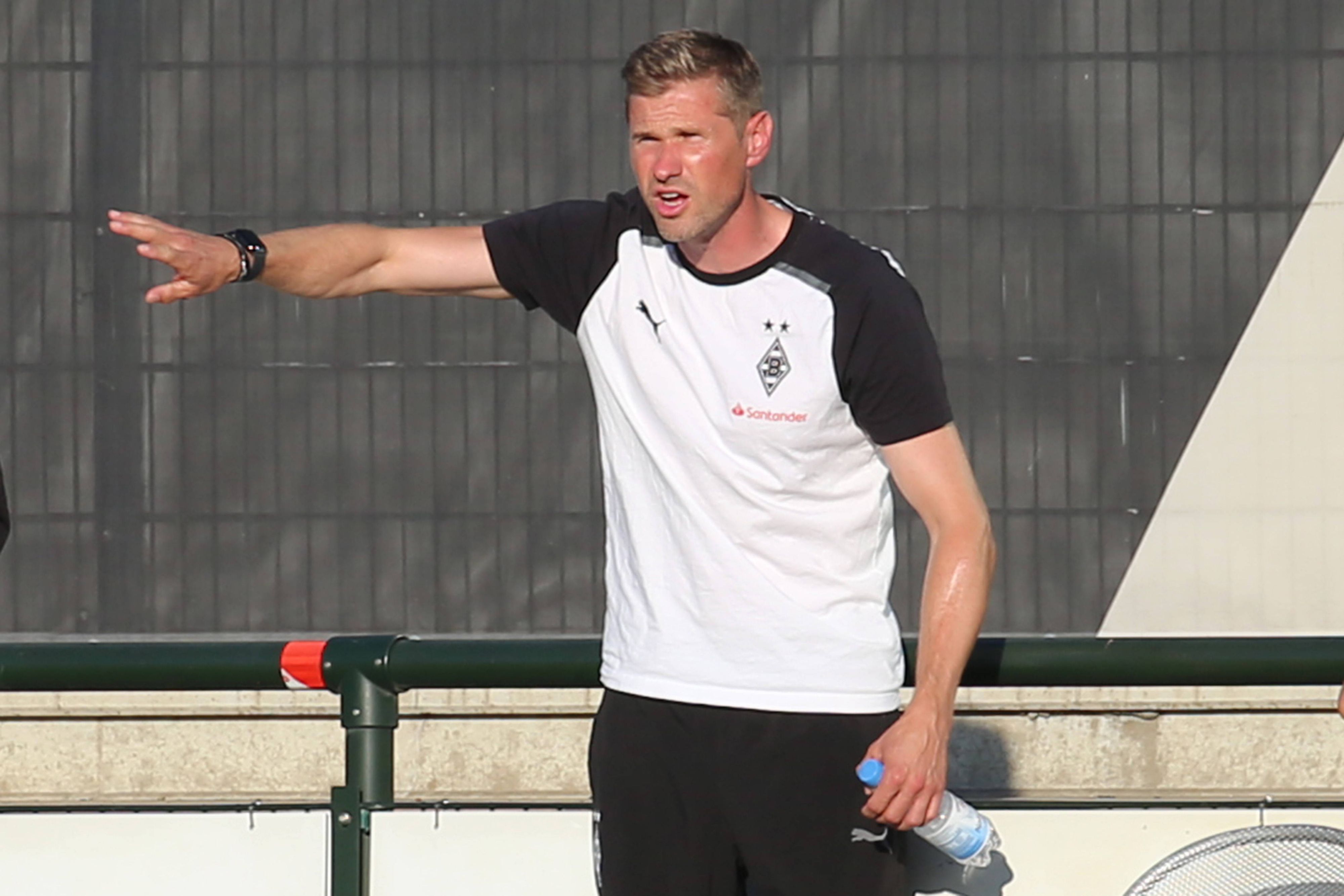 Trainer der U19 von Borussia Mönchengladbach gestikuliert mit dem Arm.