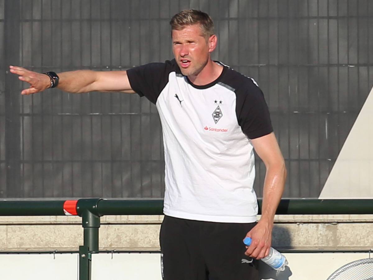 Trainer der U19 von Borussia Mönchengladbach gestikuliert mit dem Arm.