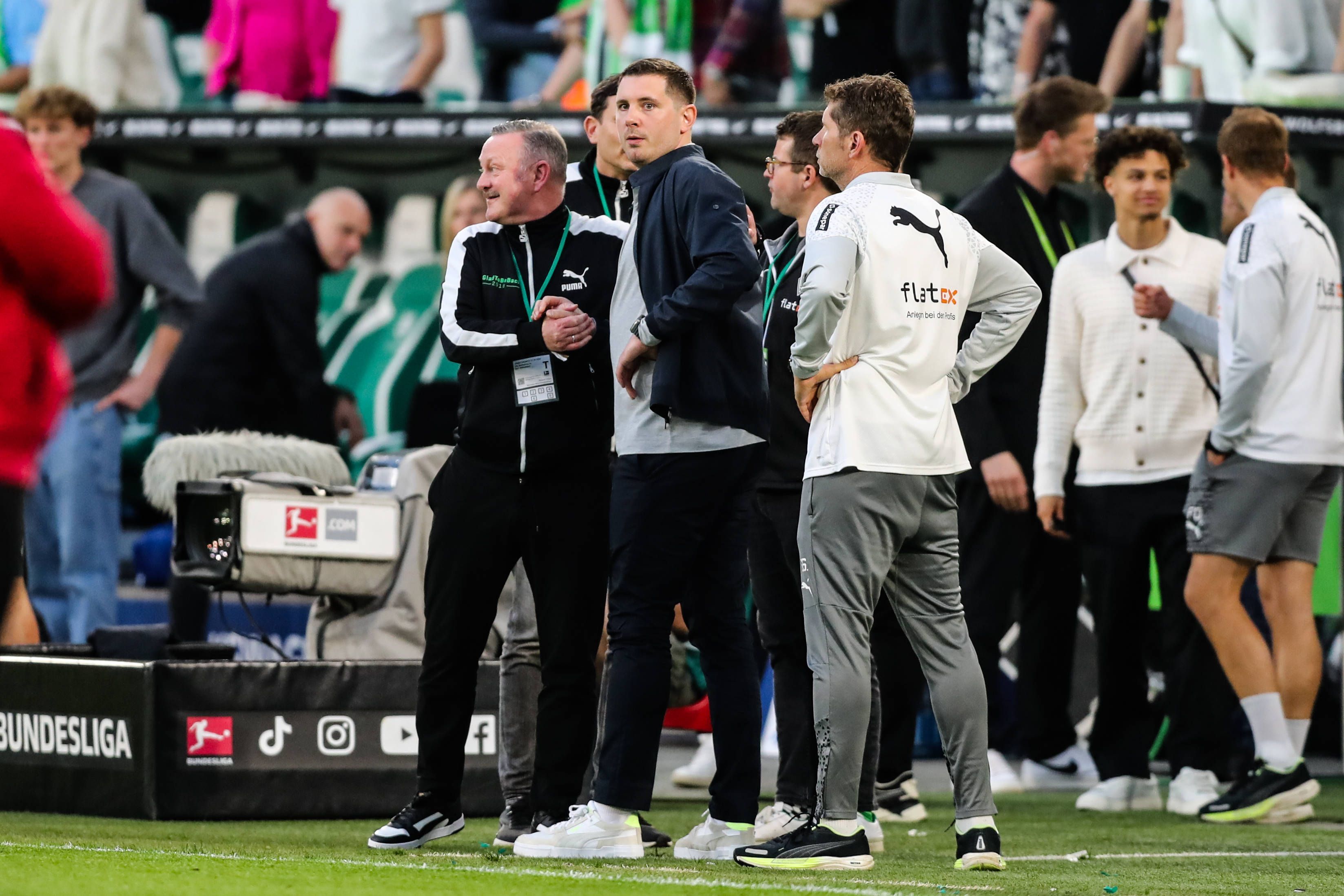 Roland Virkus gibt Nils Schmadtke die Hand.