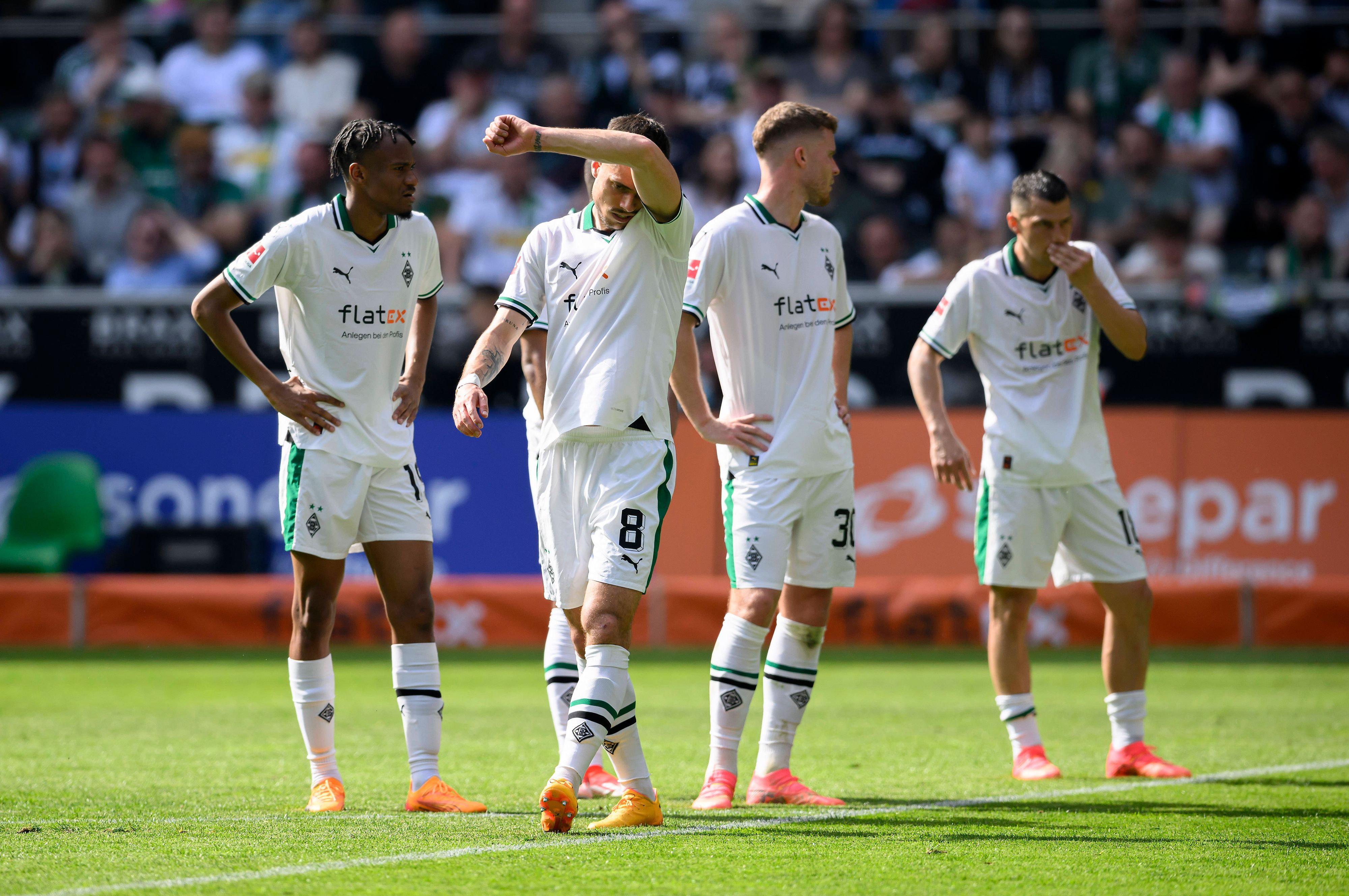 Nathan Ngoumou, Julian Weigl, Nico Elvedi und Stefan Lainer vor der Nordkurve.