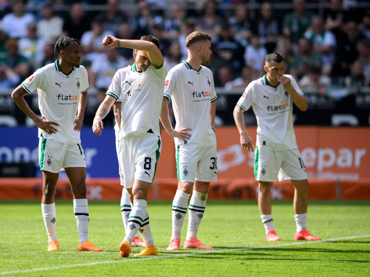 Nathan Ngoumou, Julian Weigl, Nico Elvedi und Stefan Lainer vor der Nordkurve.