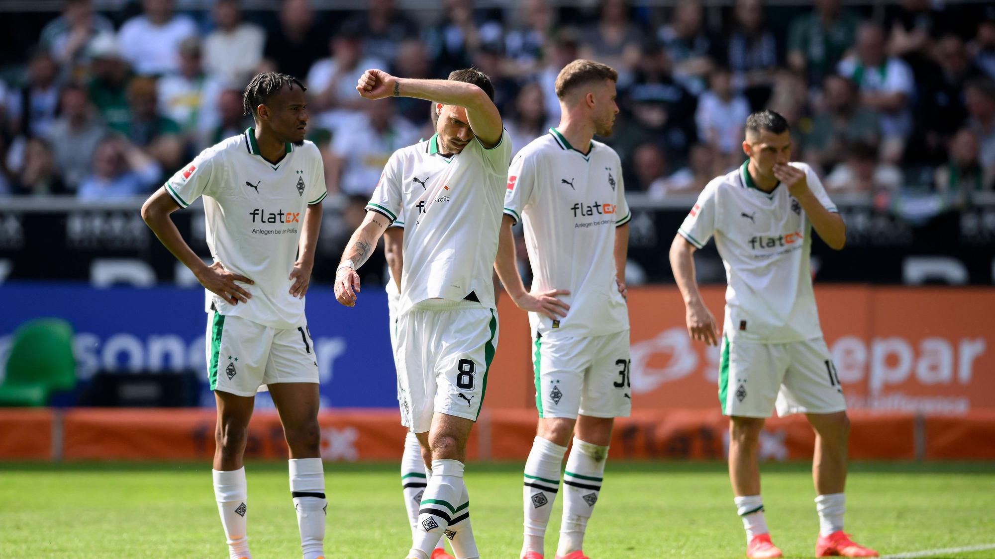 Nathan Ngoumou, Julian Weigl, Nico Elvedi und Stefan Lainer vor der Nordkurve.