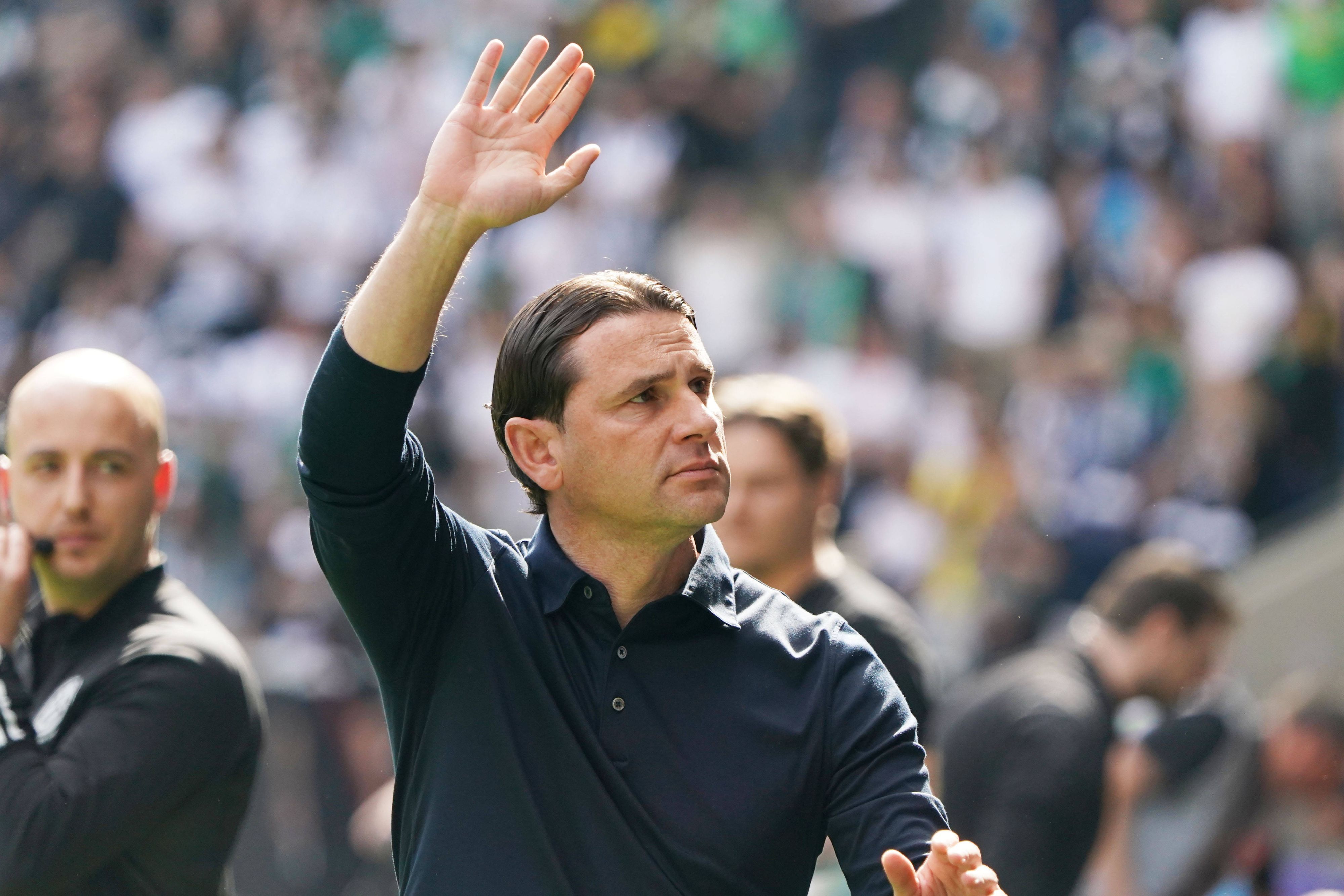 Gerardo Seoane mit einem Gruß in Richtung Tribüne.
