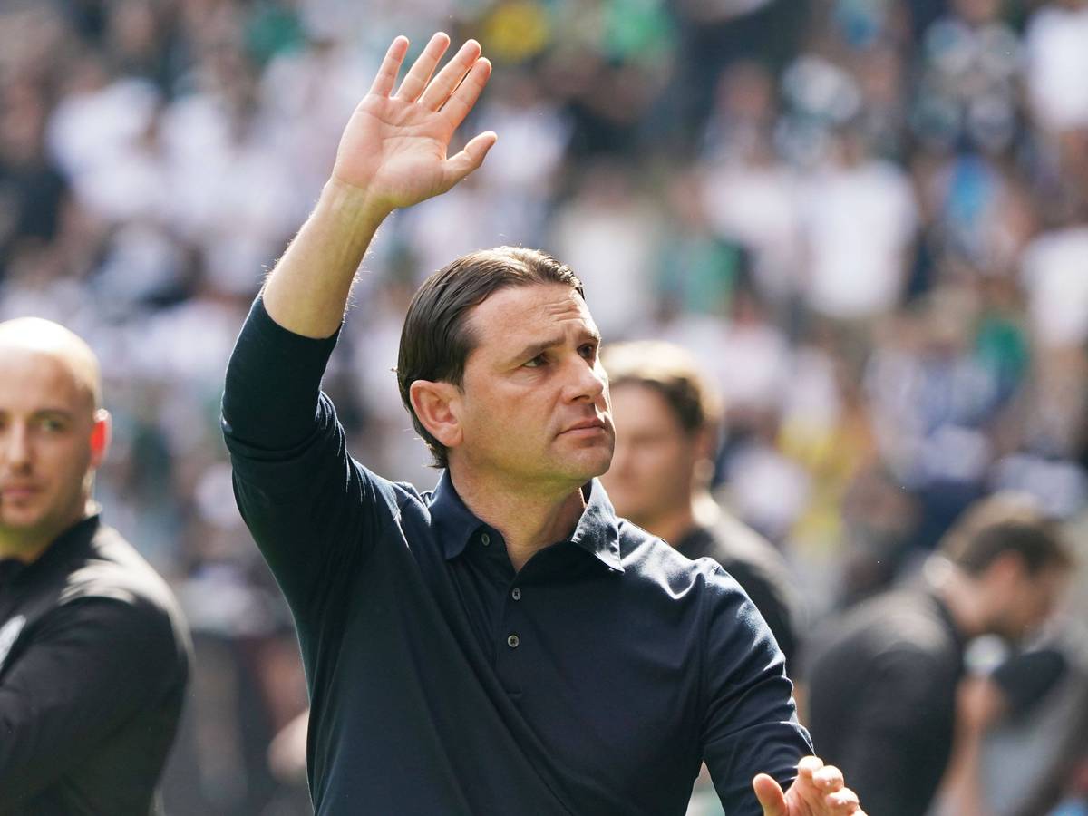 Gerardo Seoane mit einem Gruß in Richtung Tribüne.