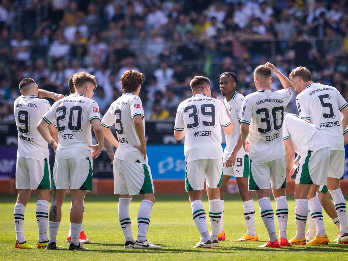 Die Gladbach-Startelf im Kreis vor dem Spiel gegen Borussia Dortmund.