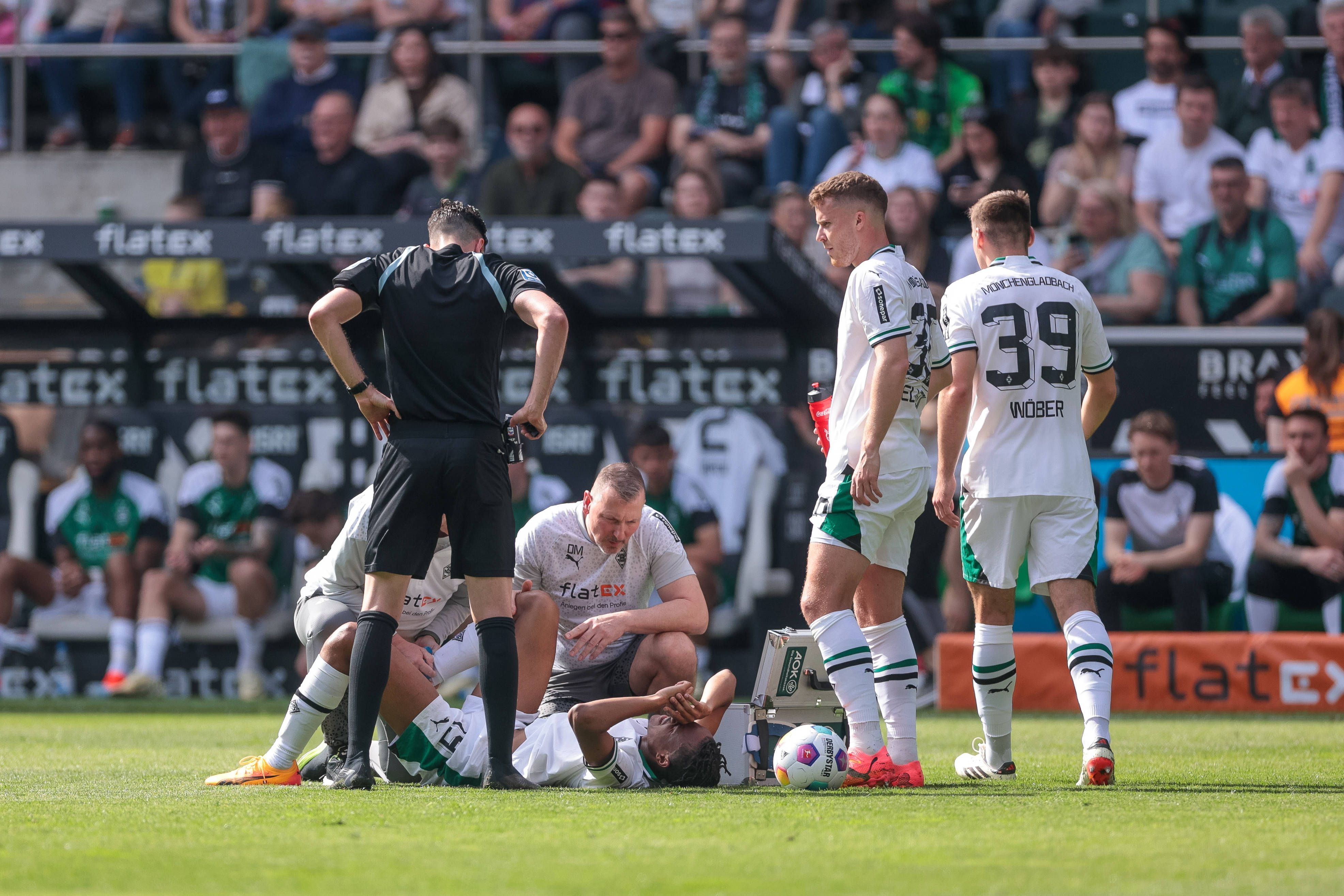Nathan Ngoumou wird nach einem Foul behandelt.