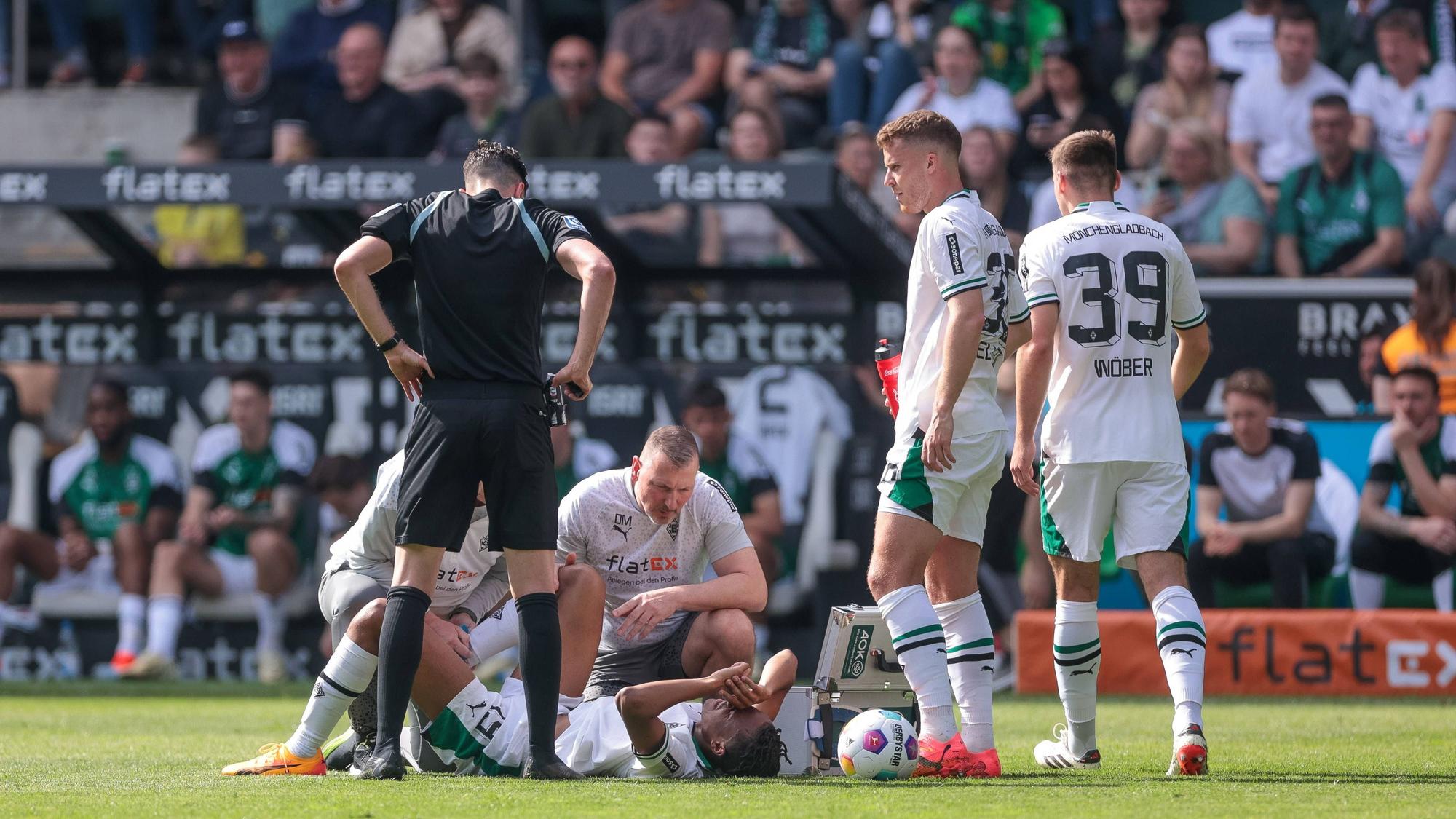 Nathan Ngoumou wird nach einem Foul behandelt.