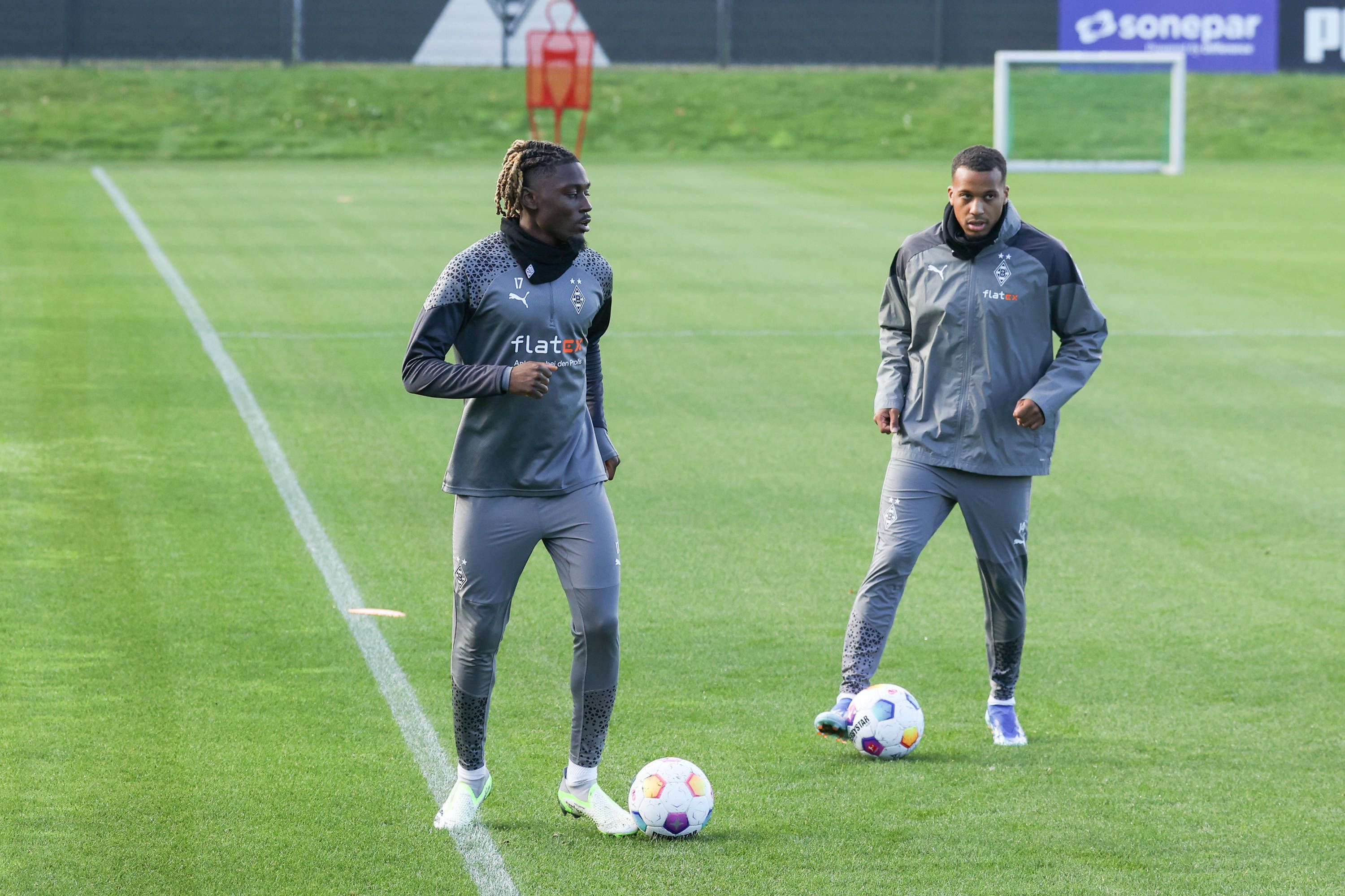 Manu Koné und Alassane Plea auf dem Trainingsplatz.