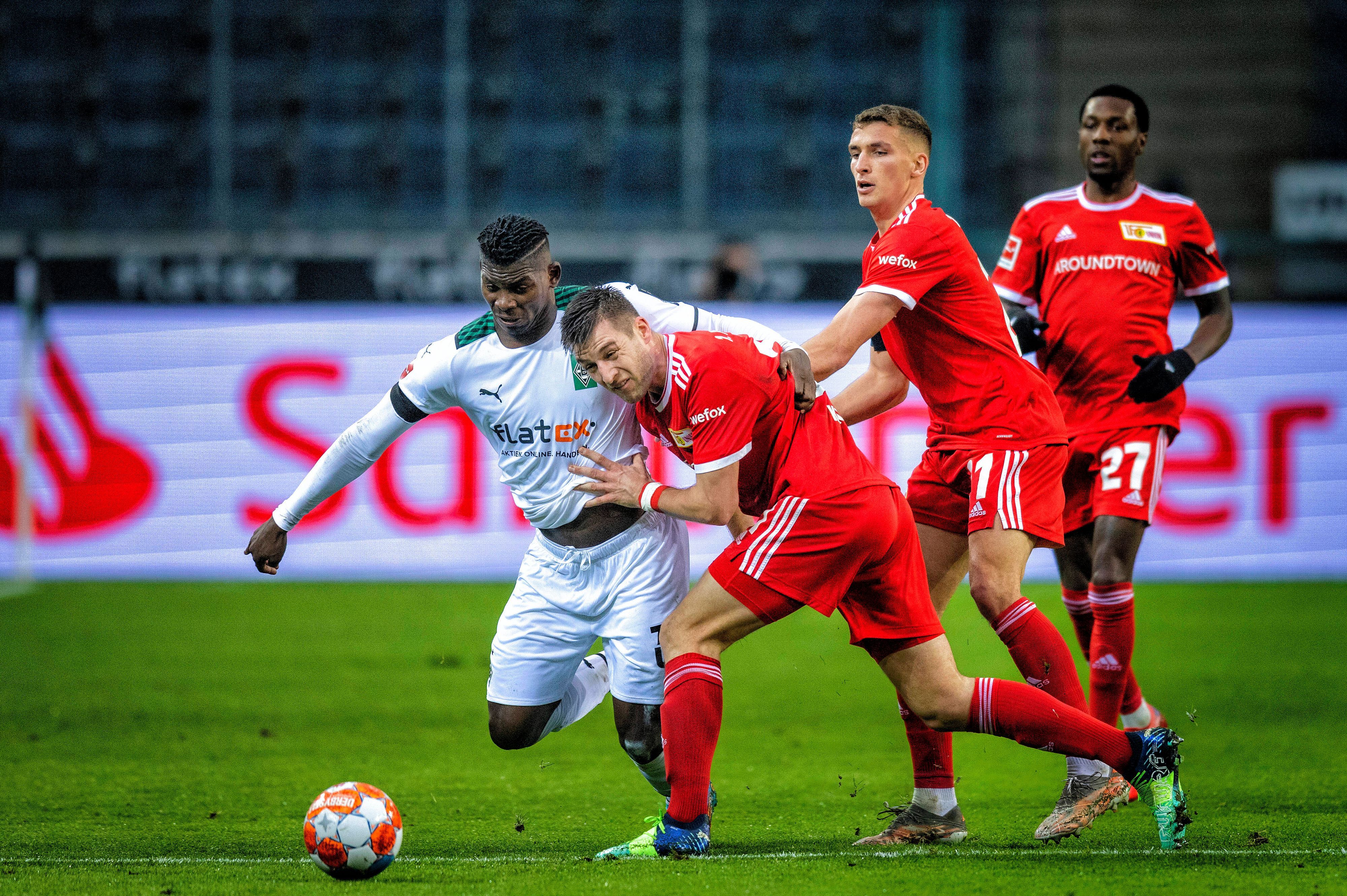 Breel Embolo gegen drei Spieler von Union Berlin.
