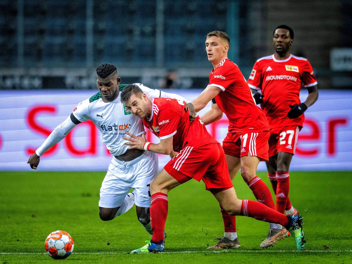 Breel Embolo gegen drei Spieler von Union Berlin.