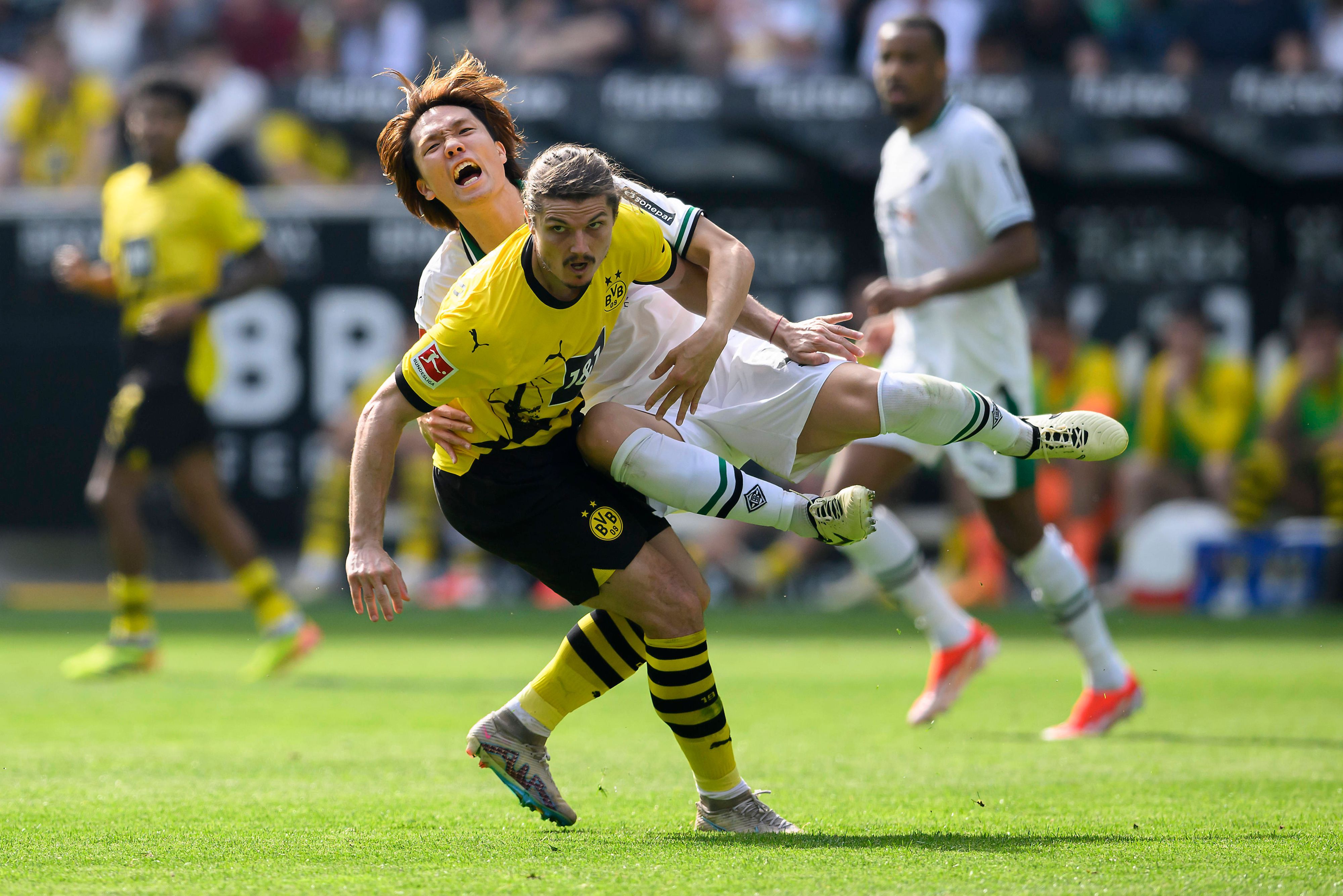 Ko Itakura wird von Marcel Sabitzer zu Fall gebracht.