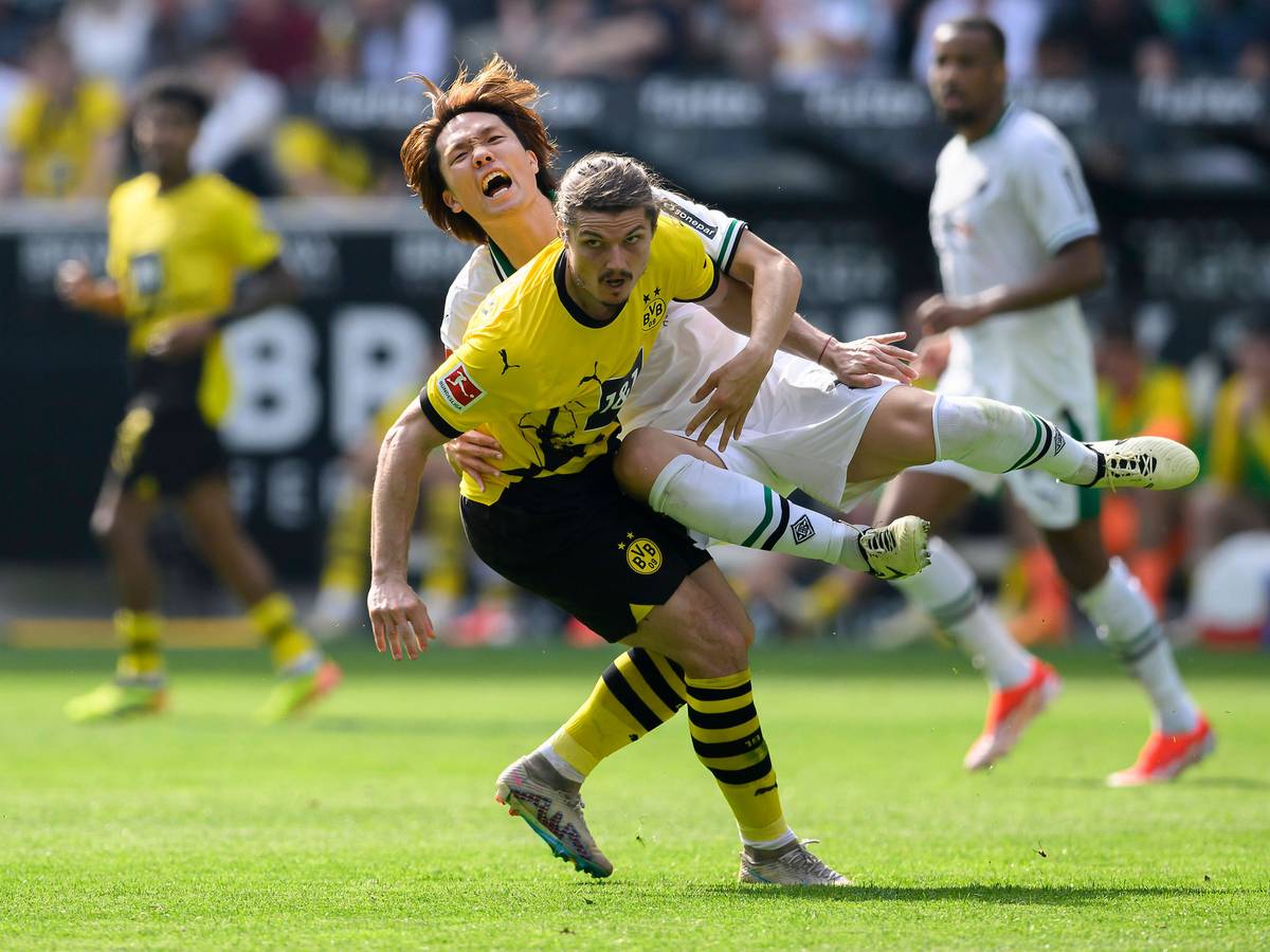 Ko Itakura wird von Marcel Sabitzer zu Fall gebracht.