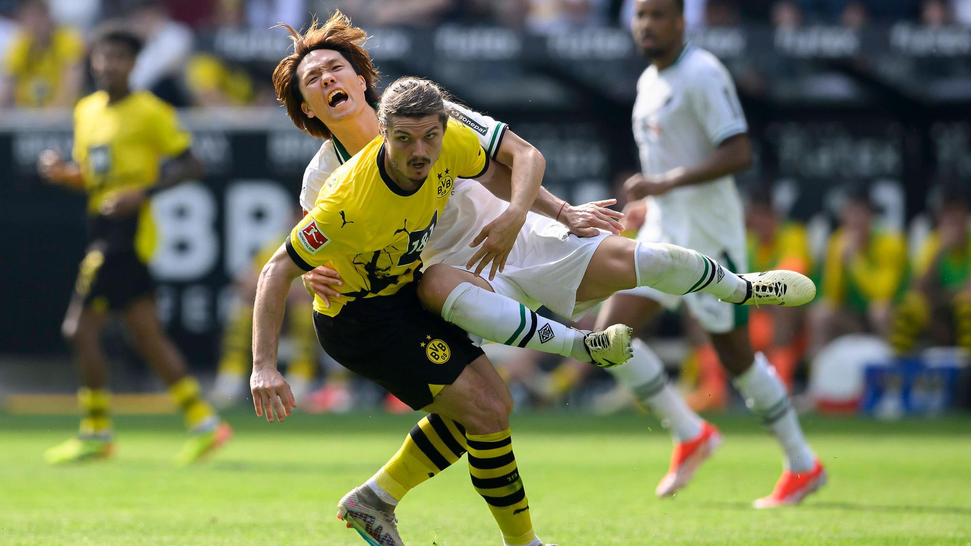 Ko Itakura wird von Marcel Sabitzer zu Fall gebracht.