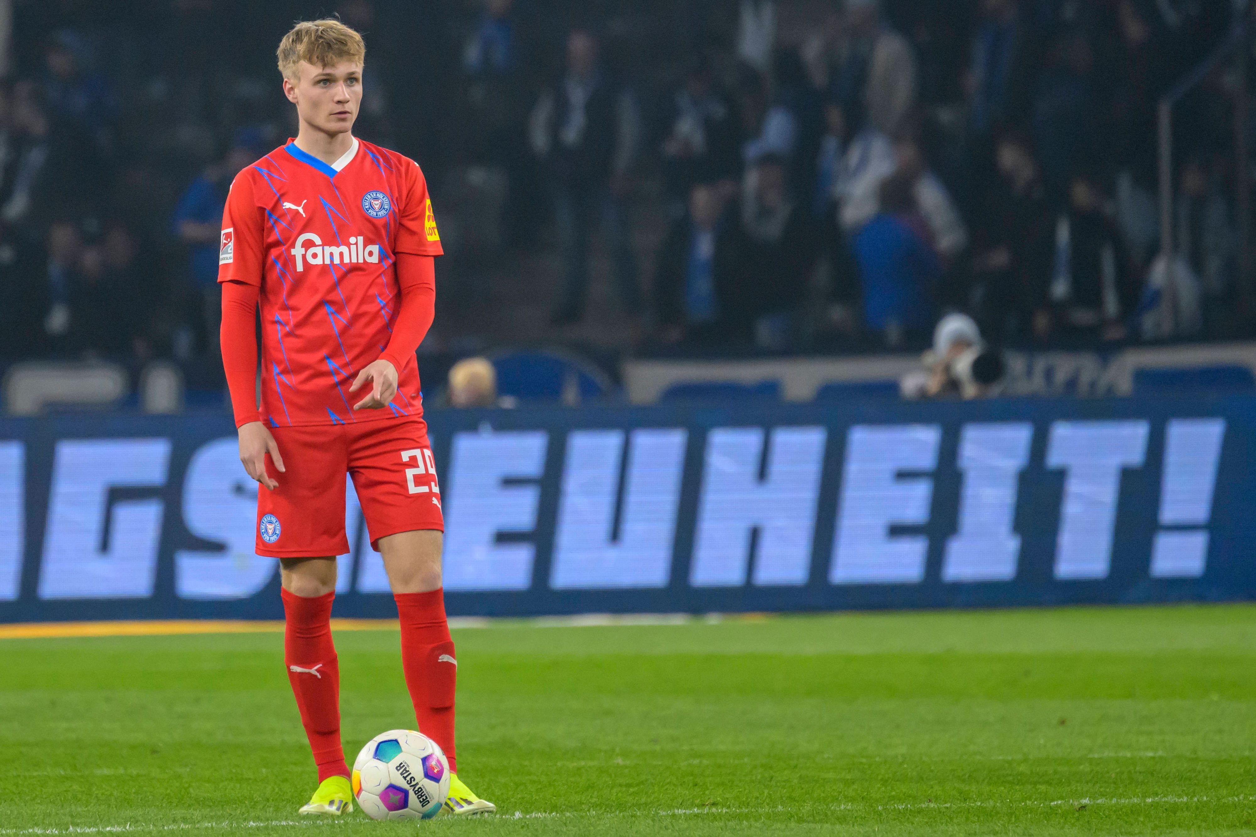Niklas Niehoff im Ballbesitz für Holstein Kiel.