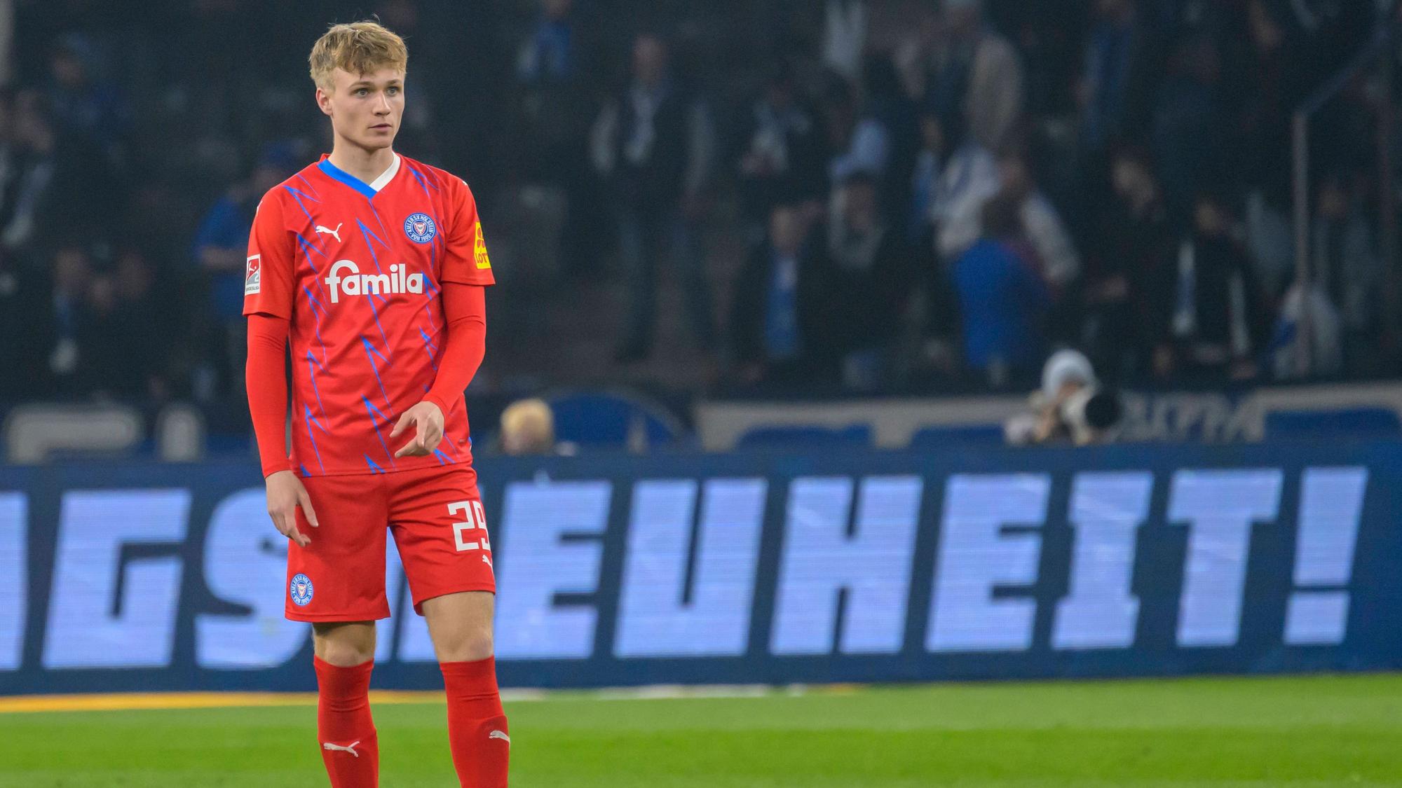 Niklas Niehoff im Ballbesitz für Holstein Kiel.