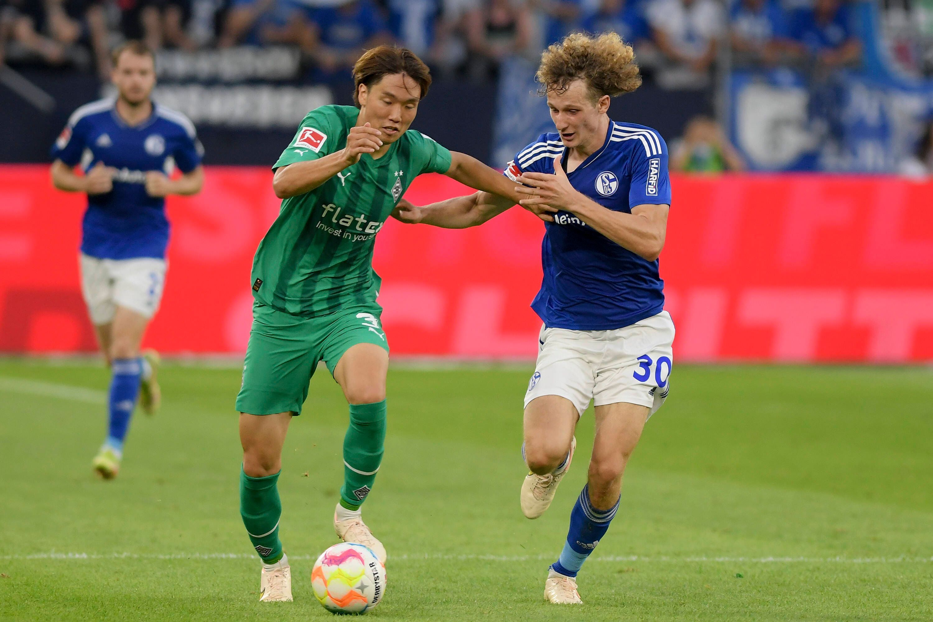 Ko Itakura und Alex Kral im Kampf um den Ball.