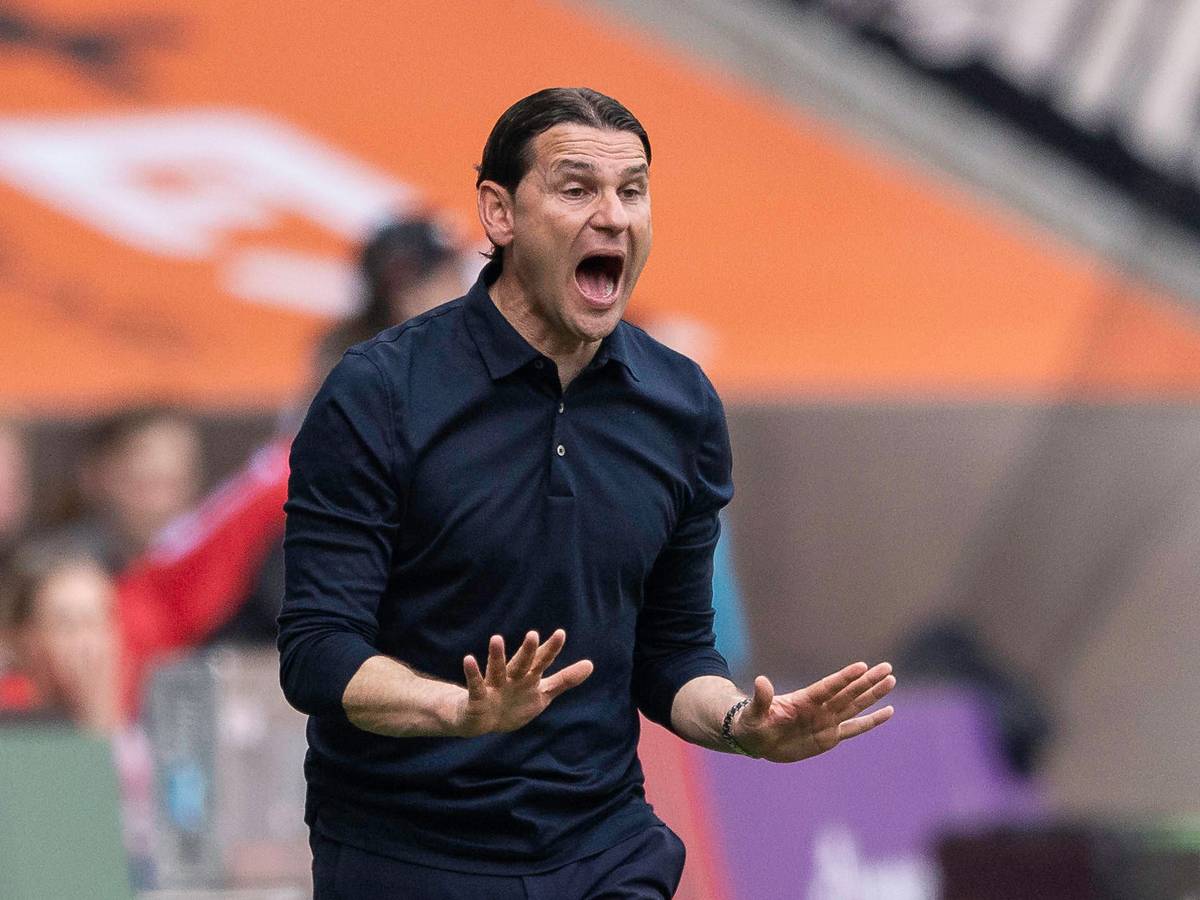 Gerardo Seoane gibt energisch Anweisungen am Spielfeldrand.