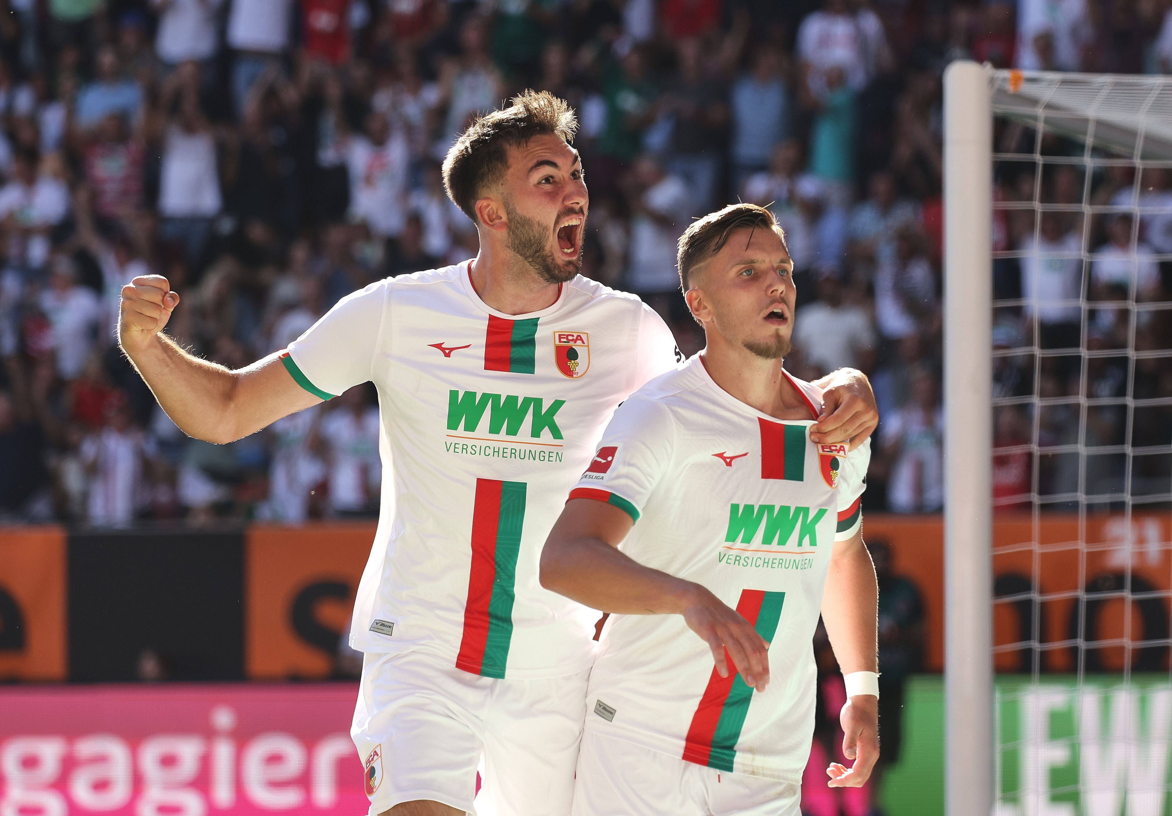 Dion Beljo und Ermedin Demirovic bejubeln ein Tor.