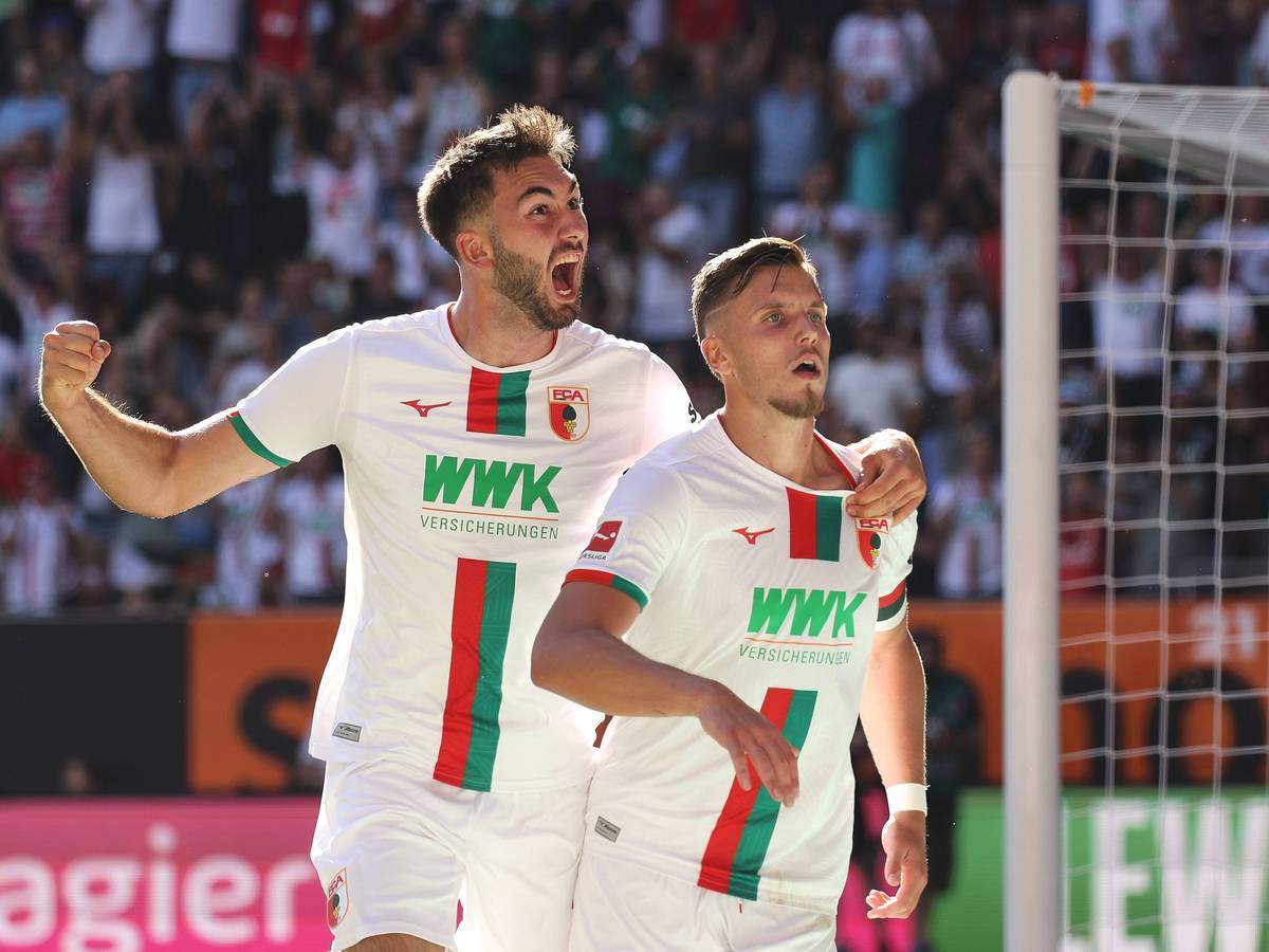 Dion Beljo und Ermedin Demirovic bejubeln ein Tor.