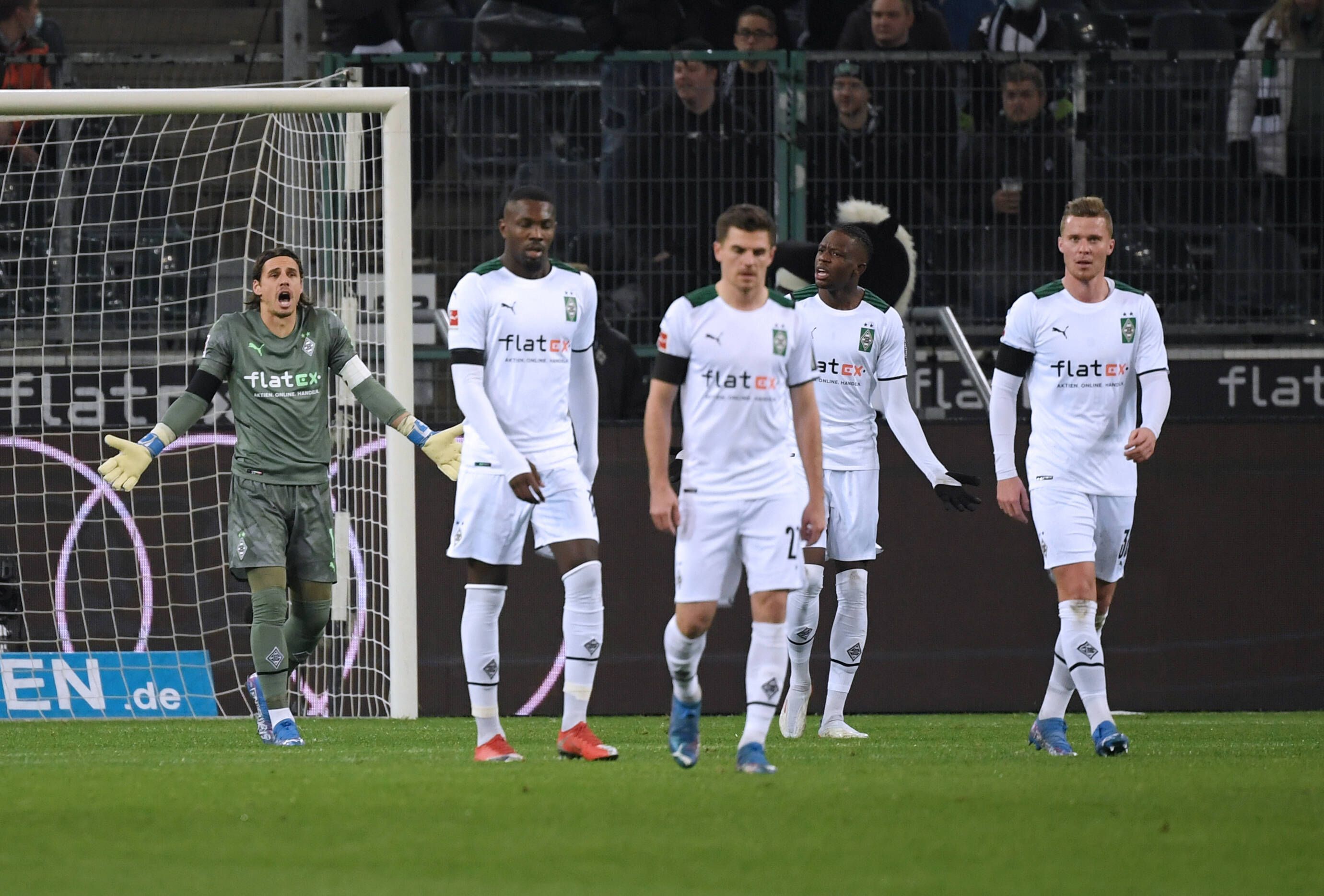 Fünf Gladbach-Profis bewegen sich vom Tor weg.