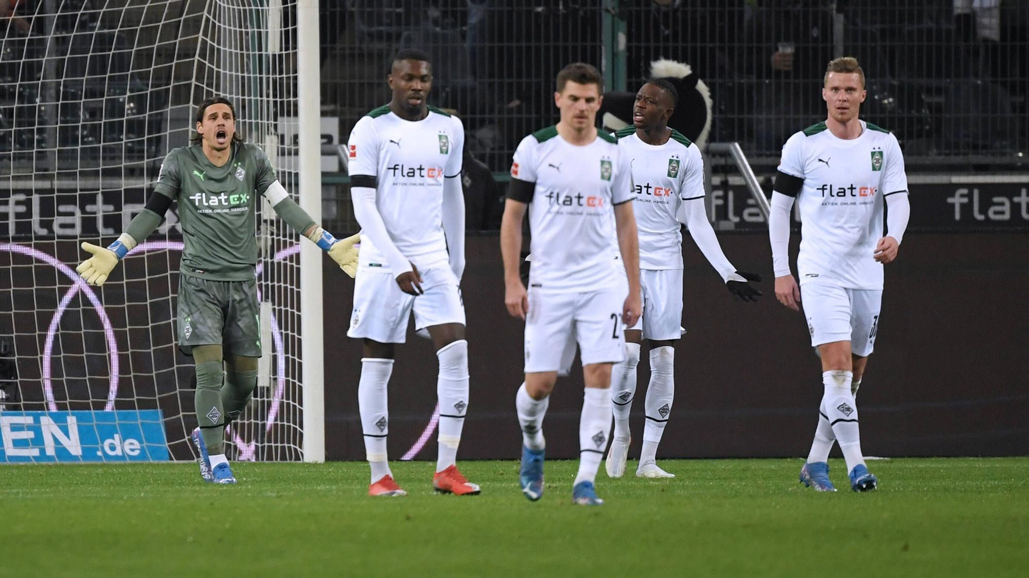 Fünf Gladbach-Profis bewegen sich vom Tor weg.
