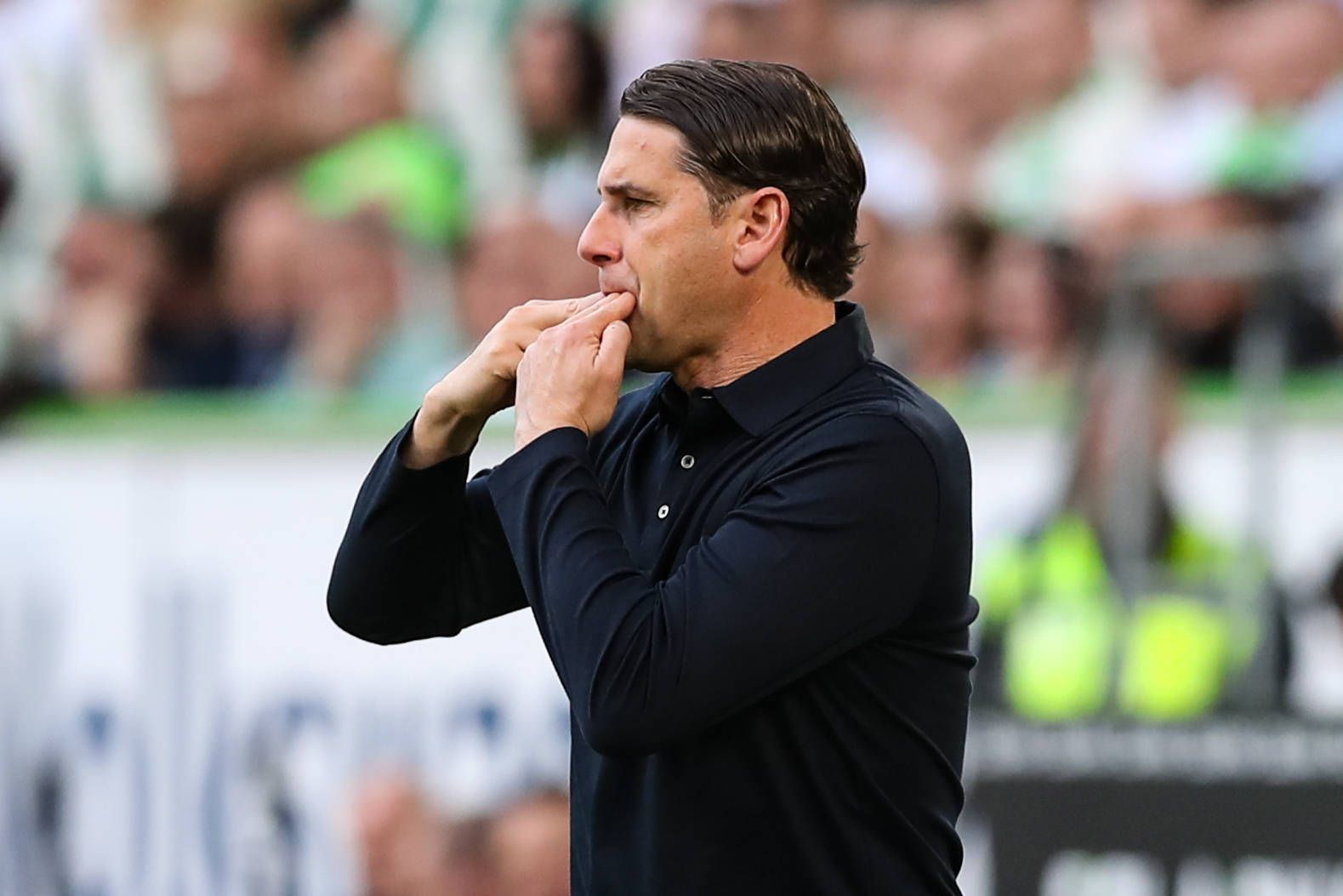 Gerardo Seoane pfeift am Spielfeldrand.
