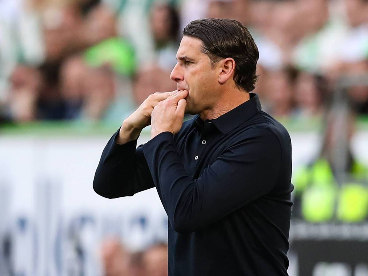 Gerardo Seoane pfeift am Spielfeldrand.