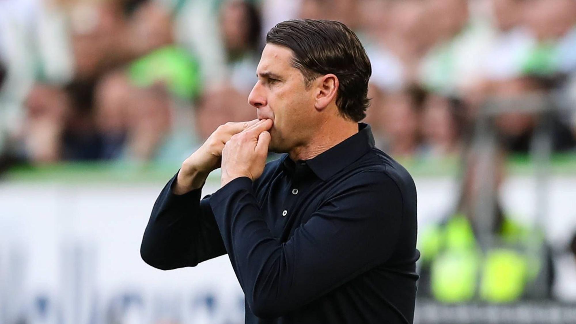 Gerardo Seoane pfeift am Spielfeldrand.