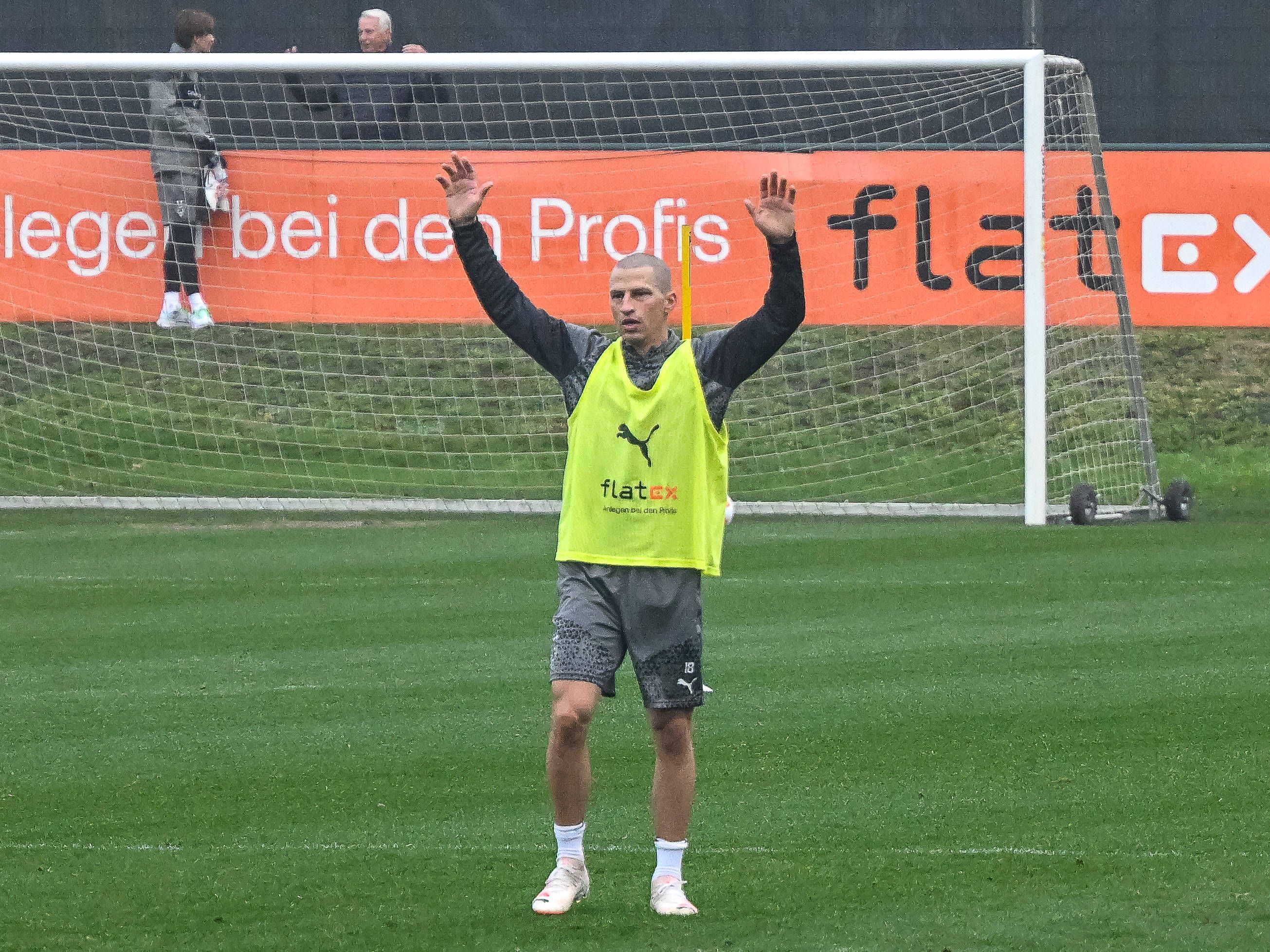 Stefan Lainer streckt beide Arme in die Luft.